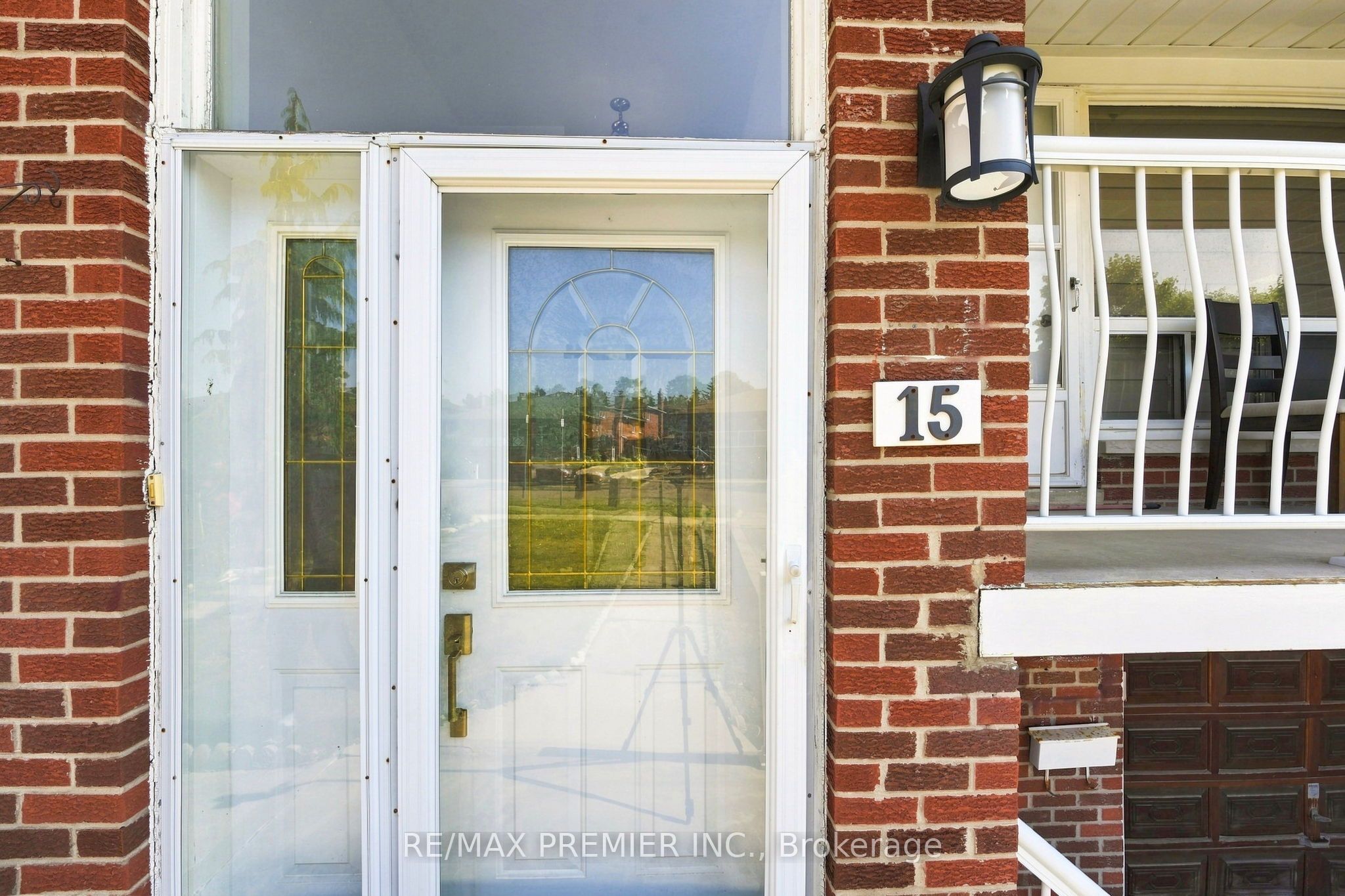 15 Madonna Gardens, Toronto, ON M9L 2T5 photo 4