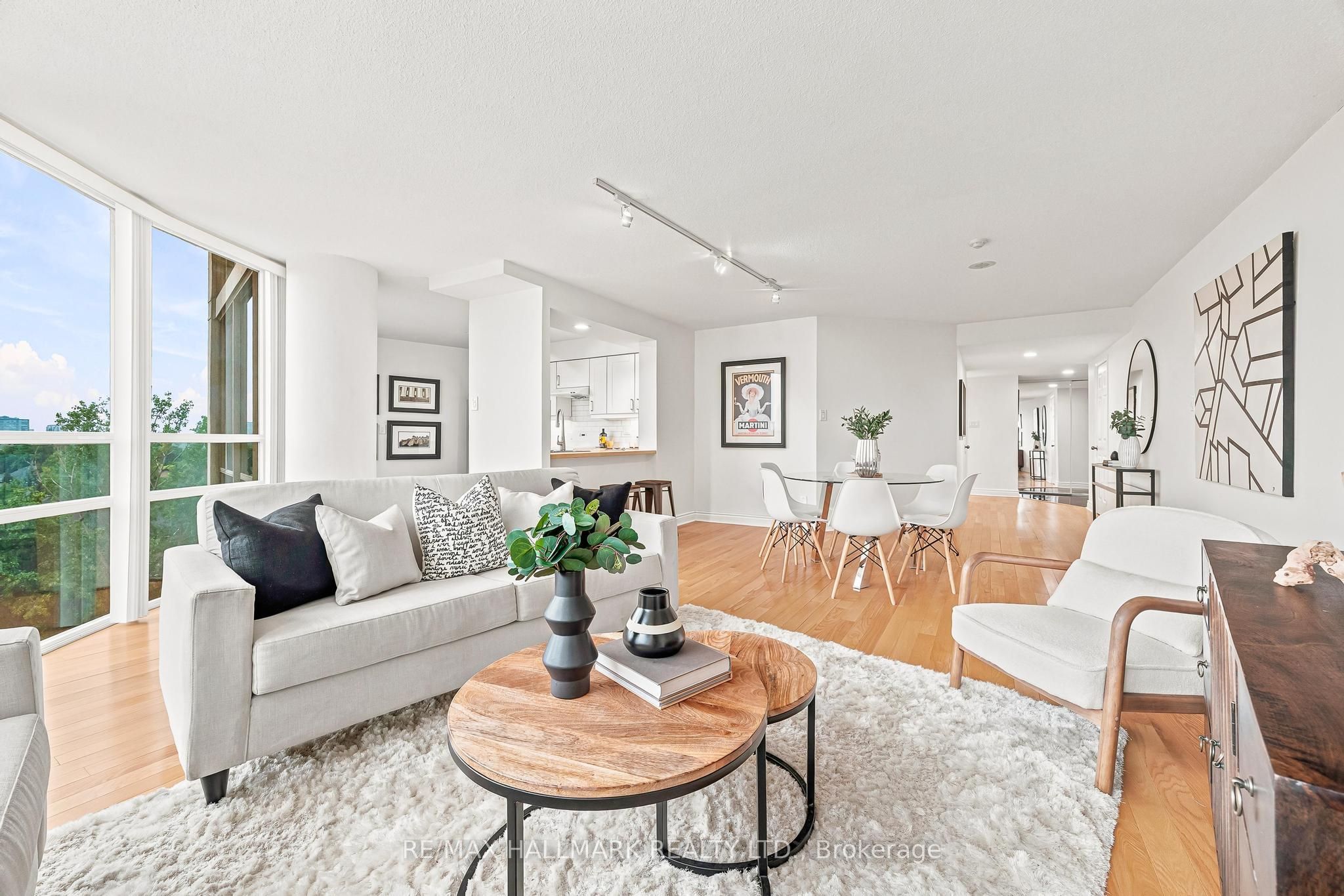 50 Eglinton Avenue W 607, Mississauga, ON L5R 3P5 photo 4