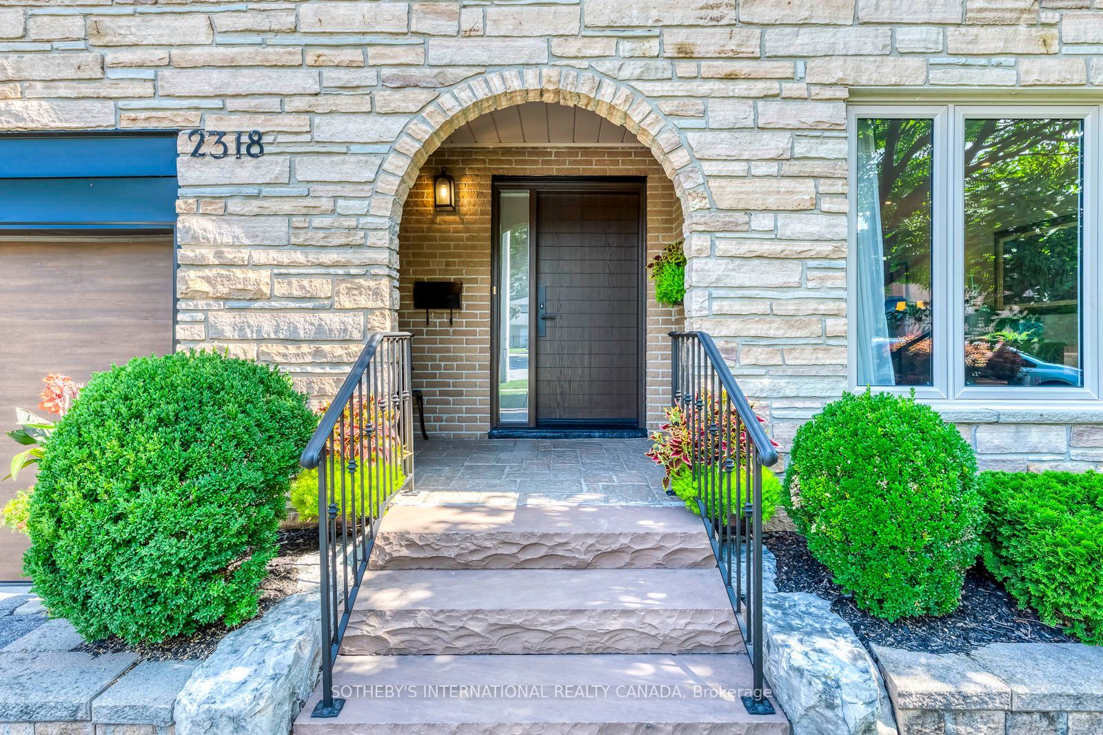 2318 Malden Court, Mississauga, ON L5K 1W5 photo 2