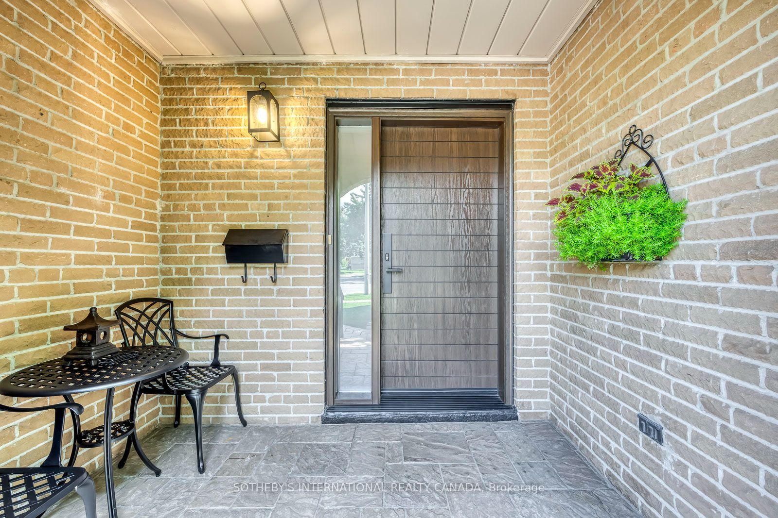 2318 Malden Court, Mississauga, ON L5K 1W5 photo 3