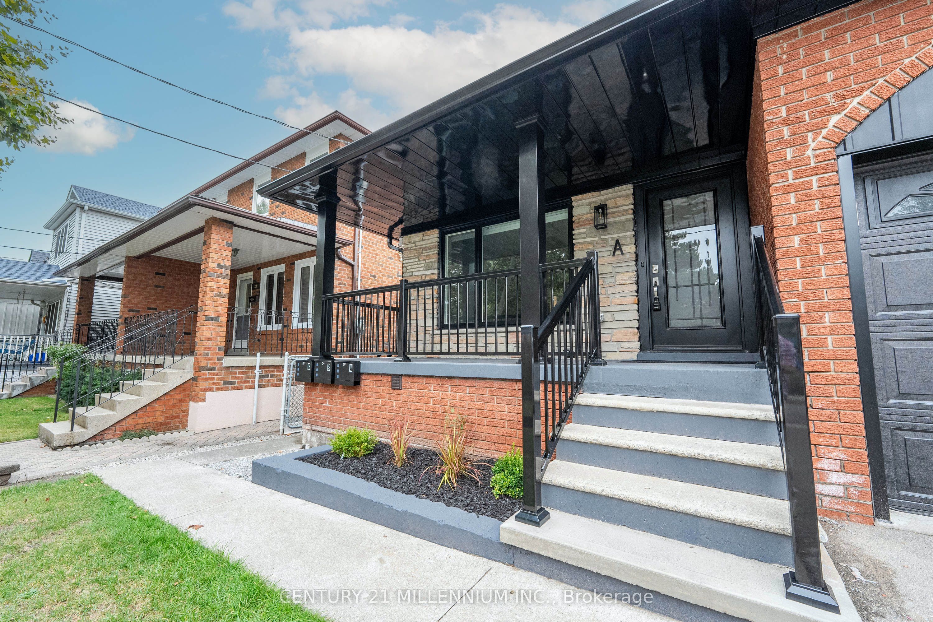 31 Mariposa Avenue A, Toronto, ON M6N 4A1 photo 2