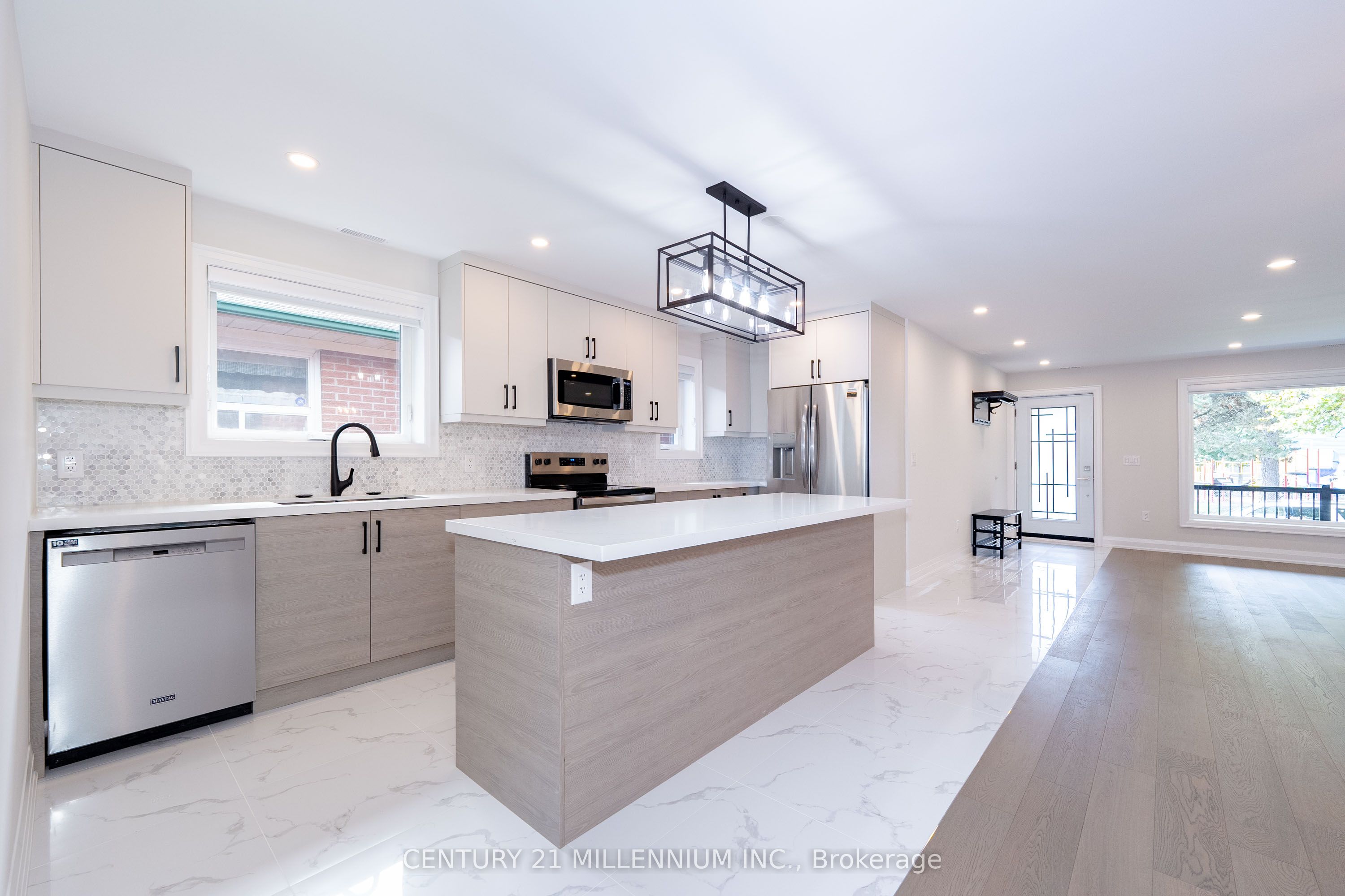 31 Mariposa Avenue A, Toronto, ON M6N 4A1 photo 4