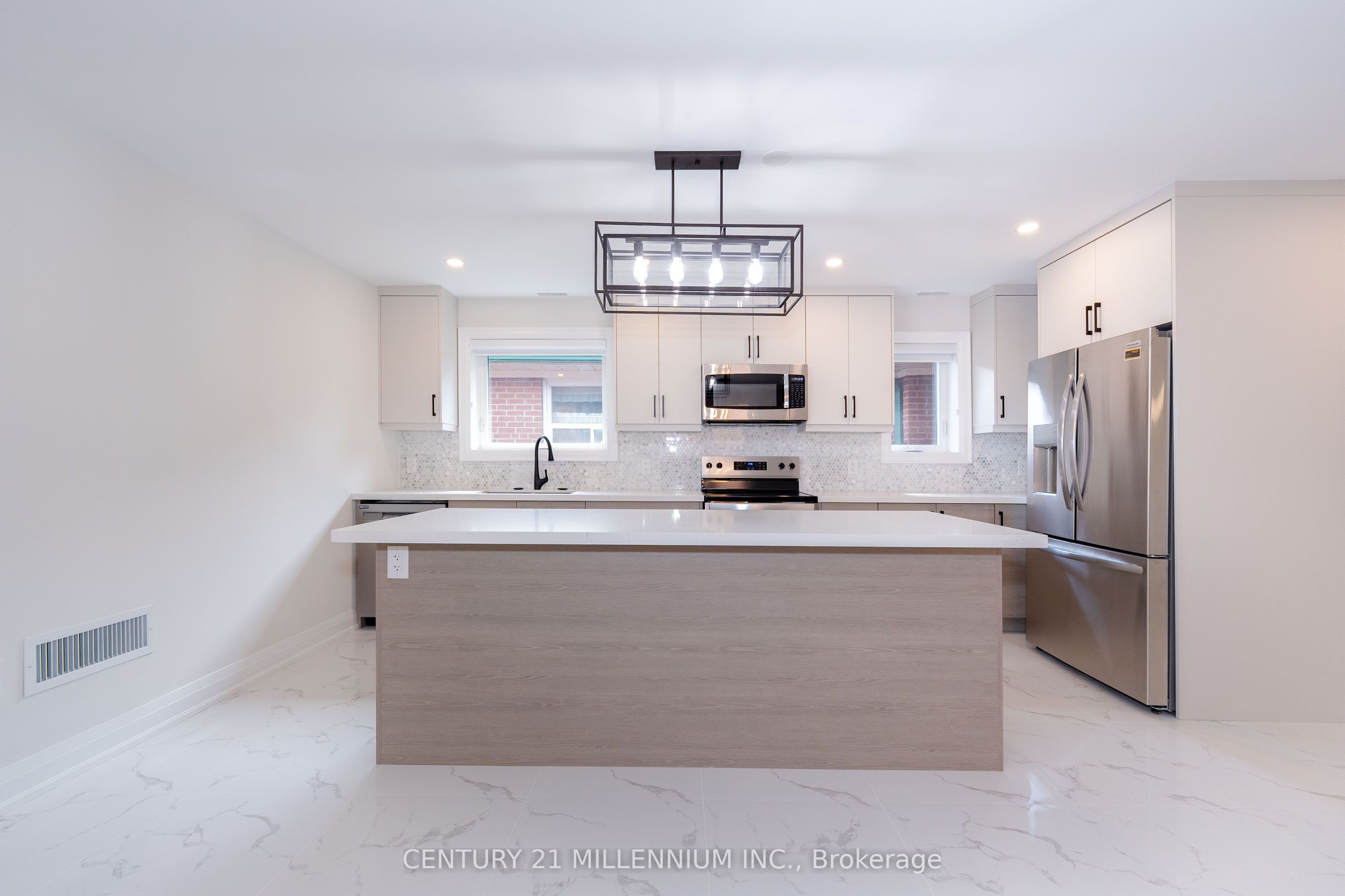 31 Mariposa Avenue A, Toronto, ON M6N 4A1 photo 5