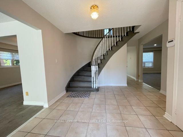743 Fieldstone Road, Mississauga, ON L5C 3K7 photo 2