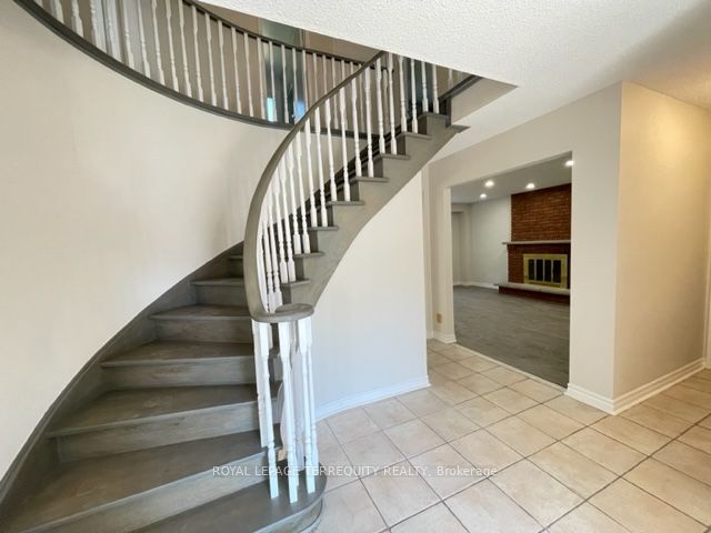 743 Fieldstone Road, Mississauga, ON L5C 3K7 photo 3