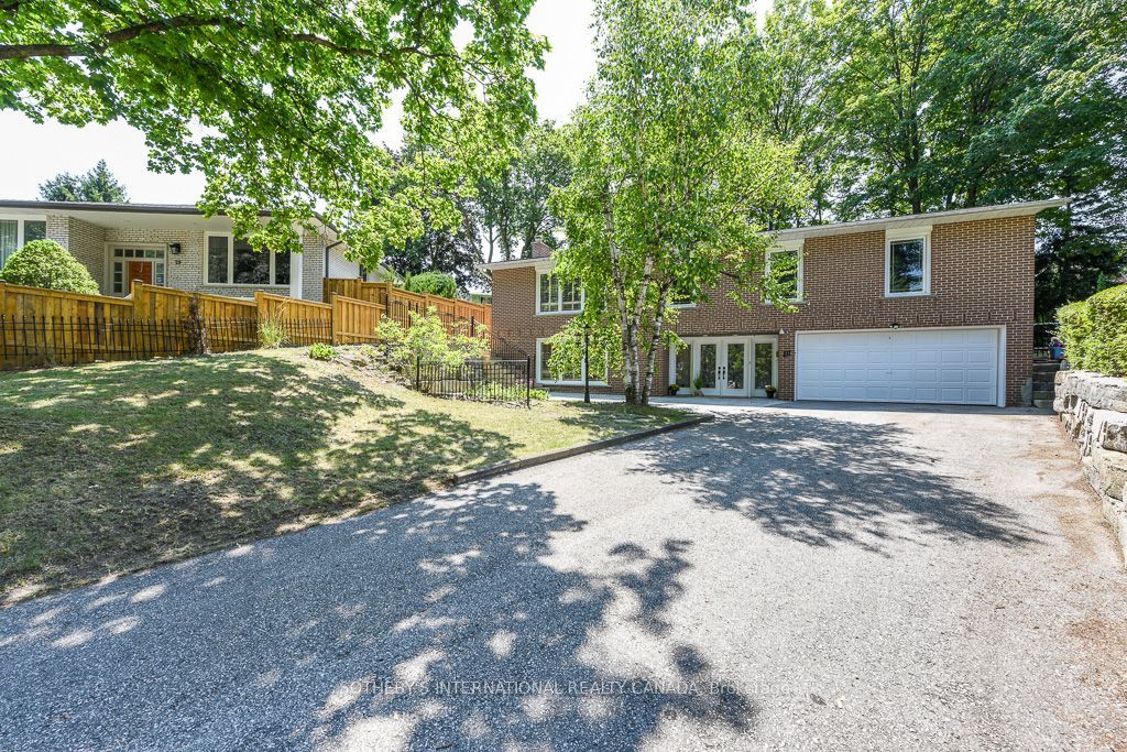 31 Queensborough Crescent, Toronto, ON M9R 1A1 photo 2