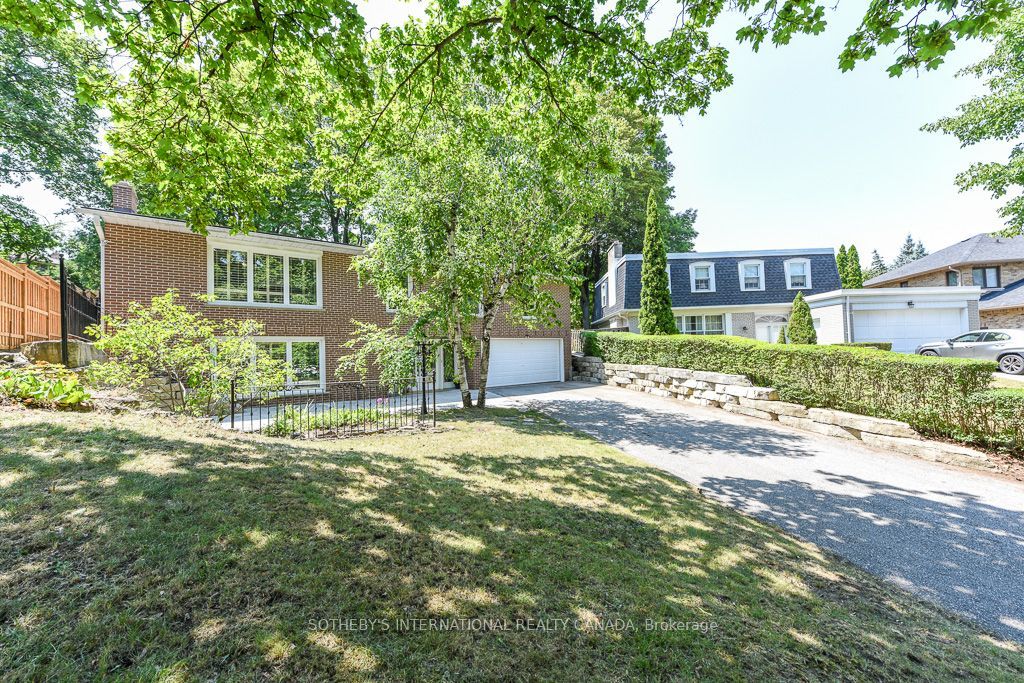 31 Queensborough Crescent, Toronto, ON M9R 1A1 photo 3