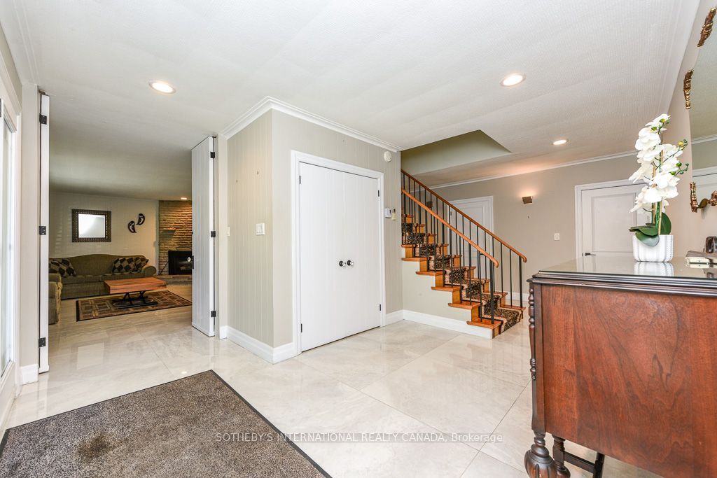 31 Queensborough Crescent, Toronto, ON M9R 1A1 photo 5