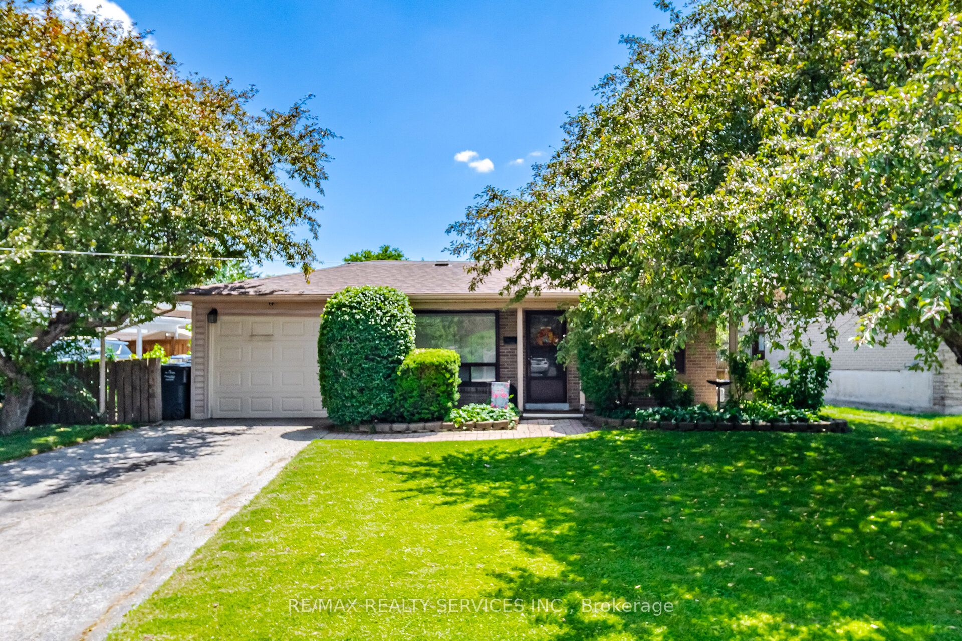 15 Ferndale Crescent, Brampton, ON L6Y 3V3 photo 2