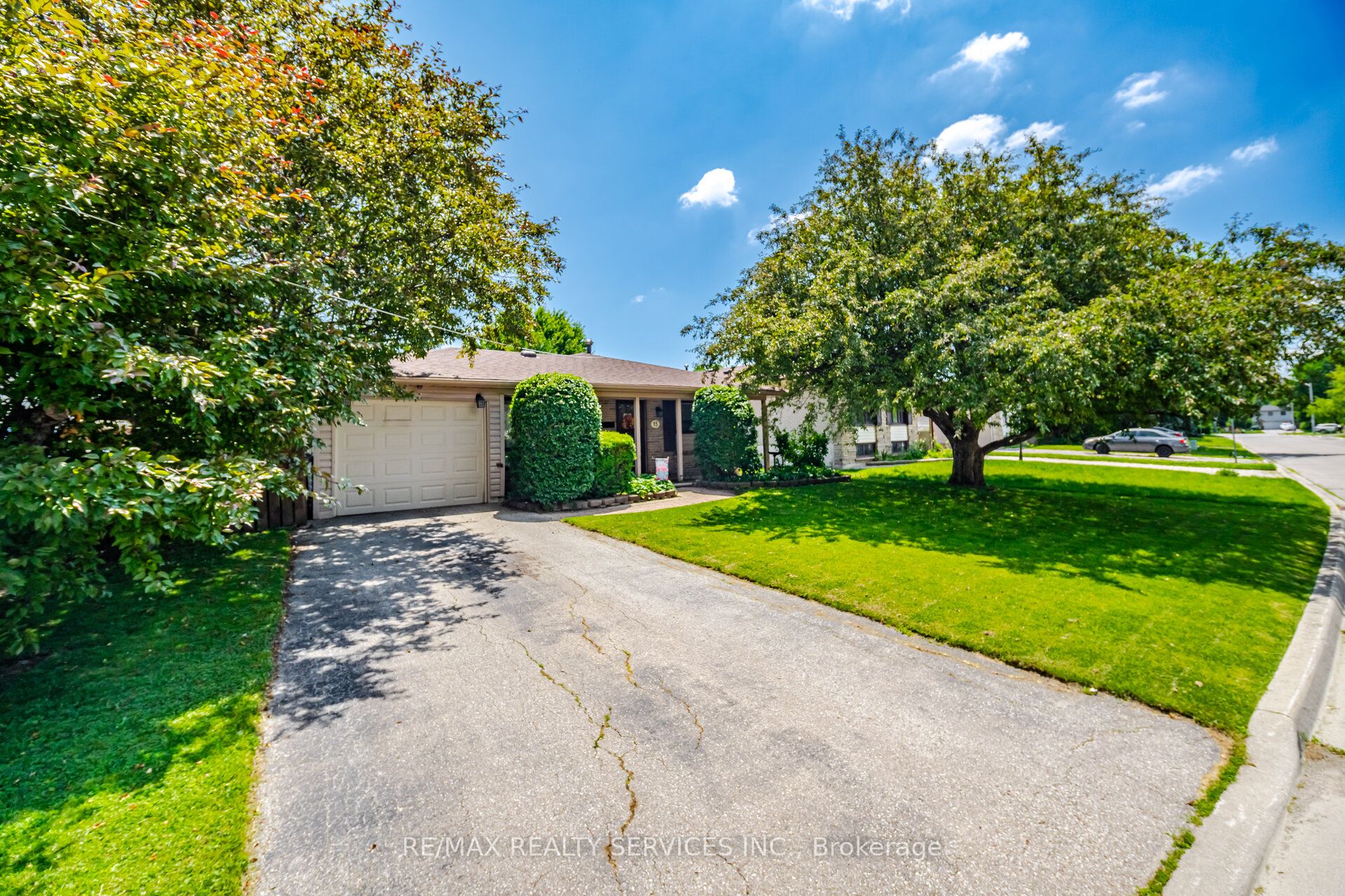 15 Ferndale Crescent, Brampton, ON L6Y 3V3 photo 3
