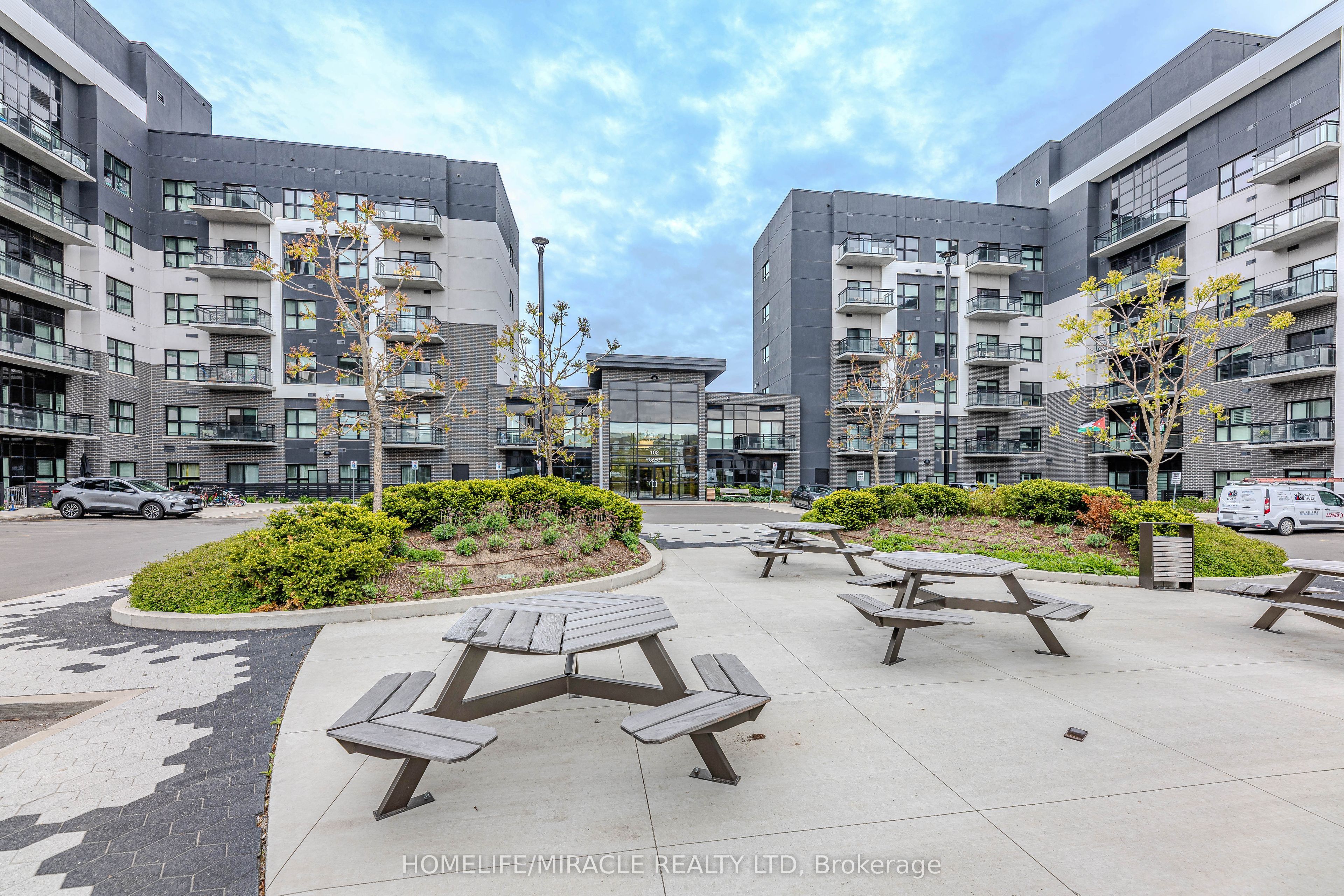 102 Grovewood Common 215, Oakville, ON L6H 0X2 photo 4
