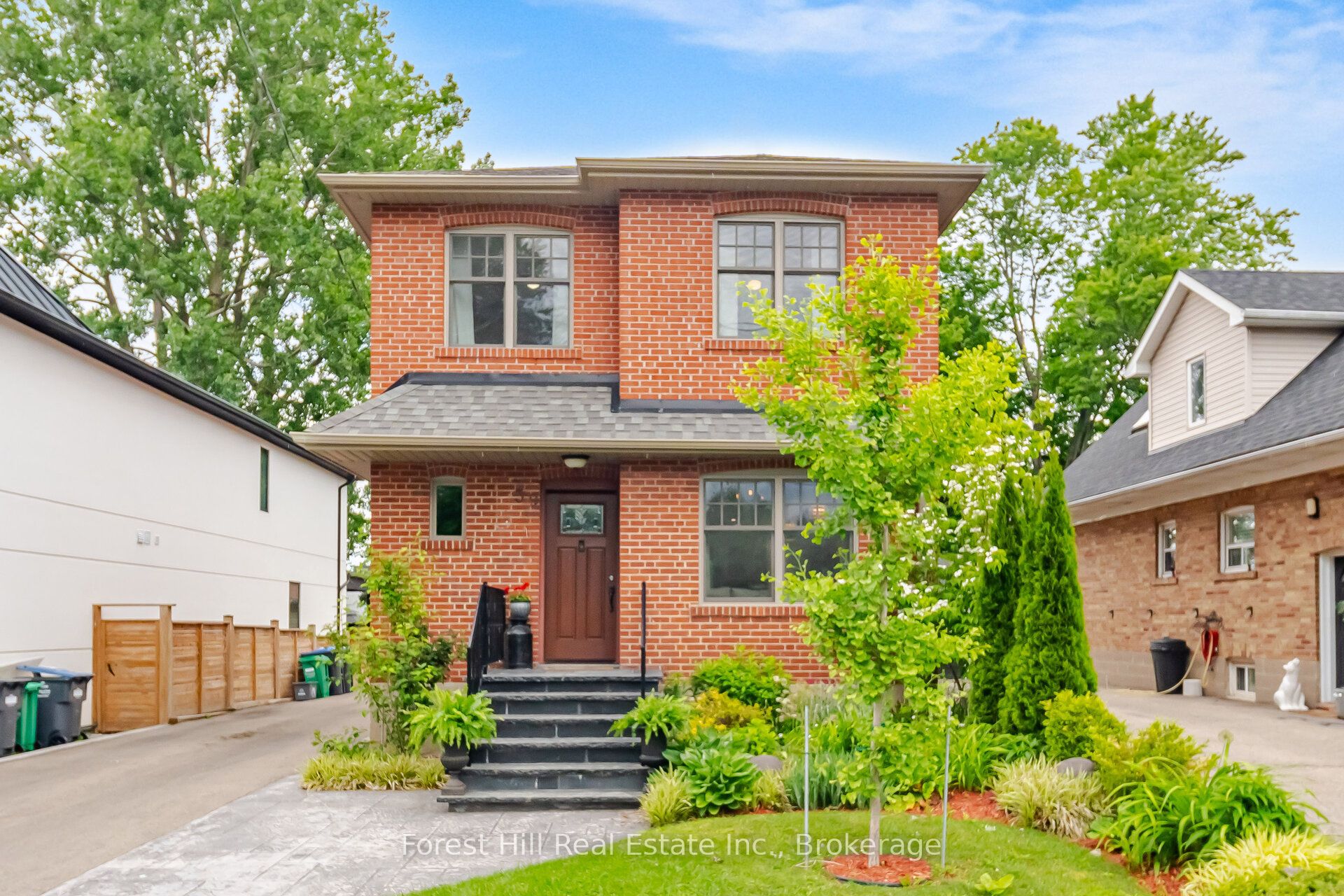 39 Broadview Avenue, Mississauga, ON L5H 2S8 photo 2