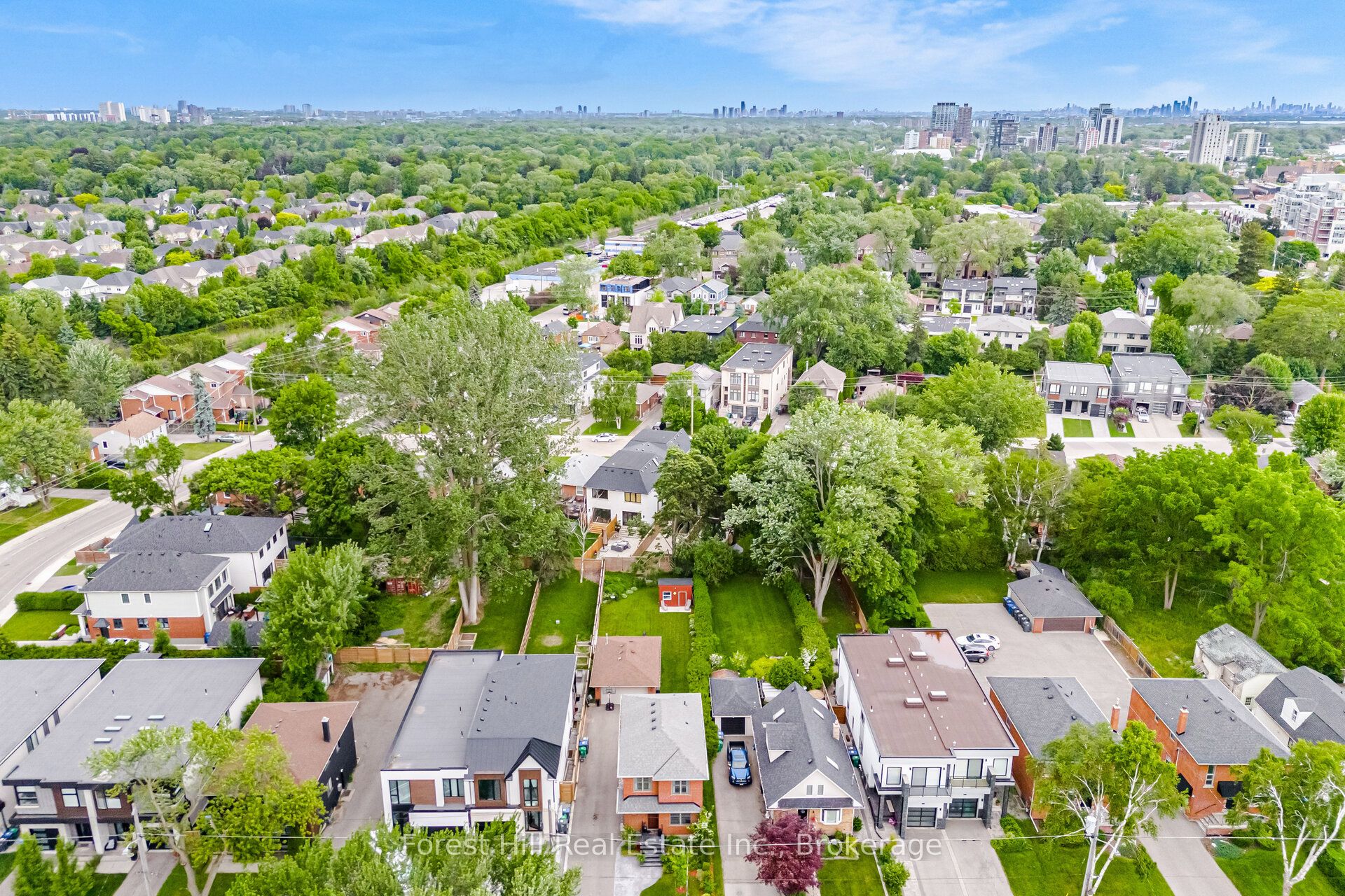39 Broadview Avenue, Mississauga, ON L5H 2S8 photo 3