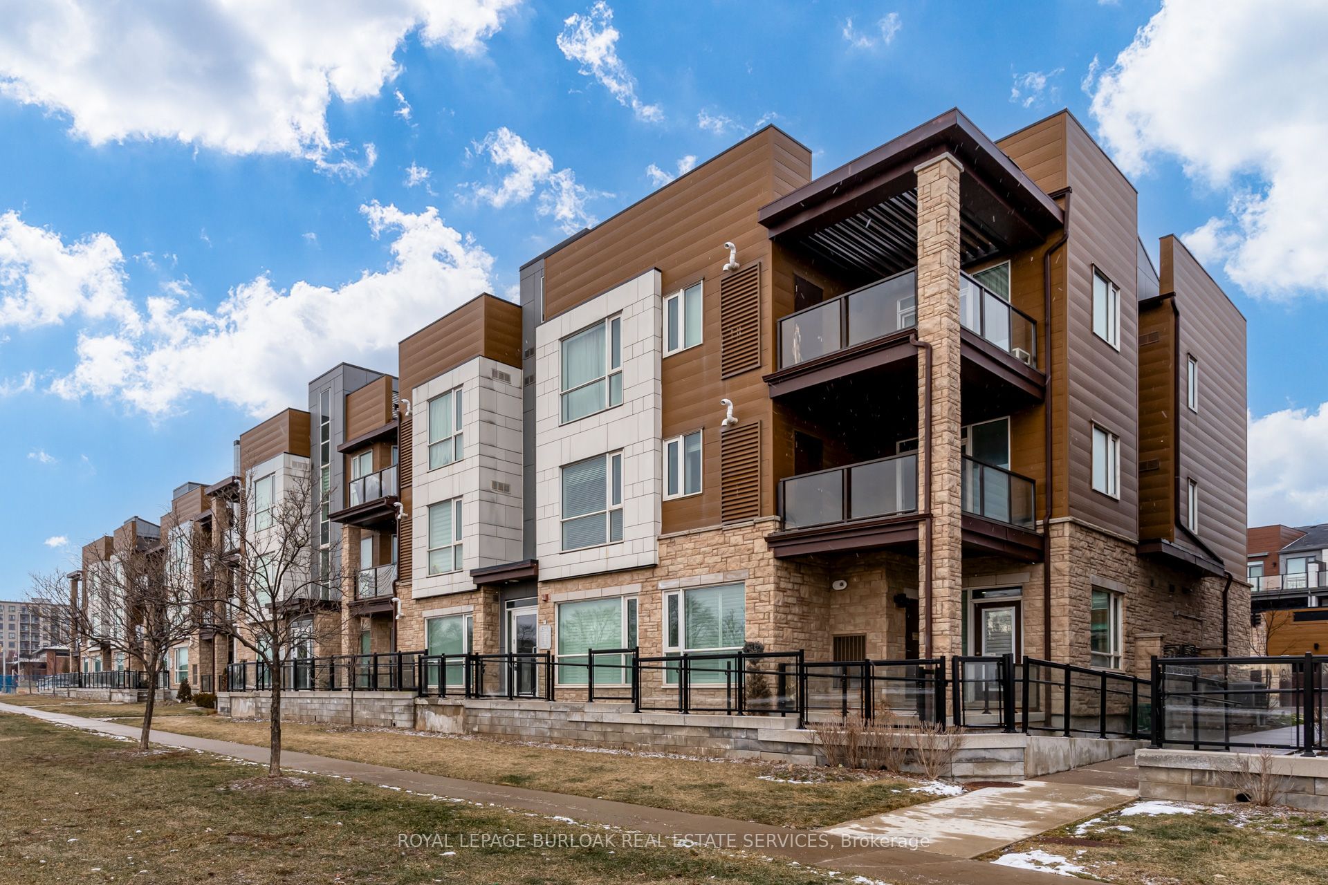 2393 Bronte Road 206, Oakville, ON L6M 4J2