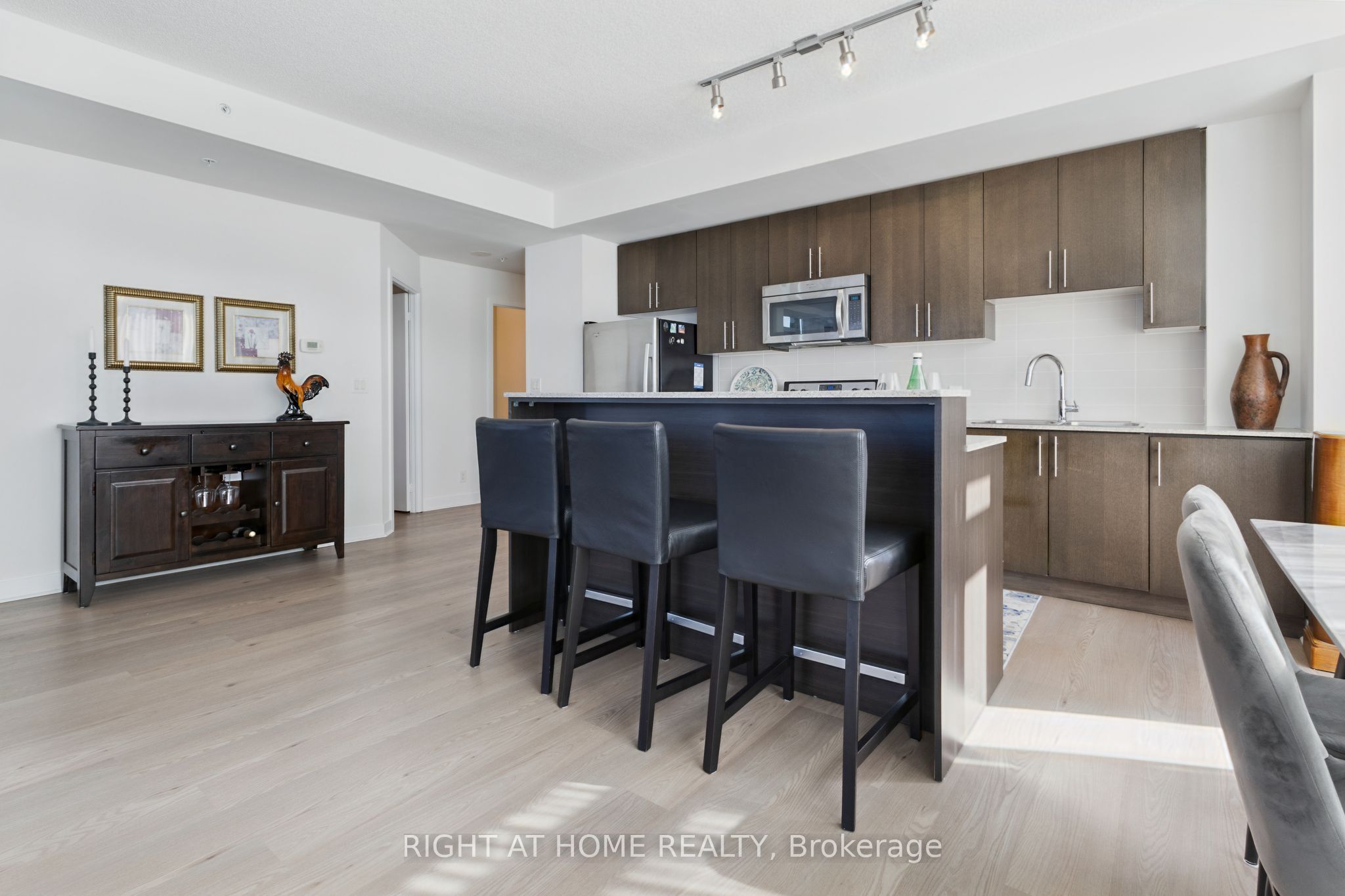 3985 Grand Park Drive 302, Mississauga, ON L5B 0H8 photo 4