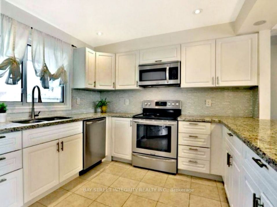 1580 Lancaster Drive 29, Oakville, ON L6H 2Z5 photo 2