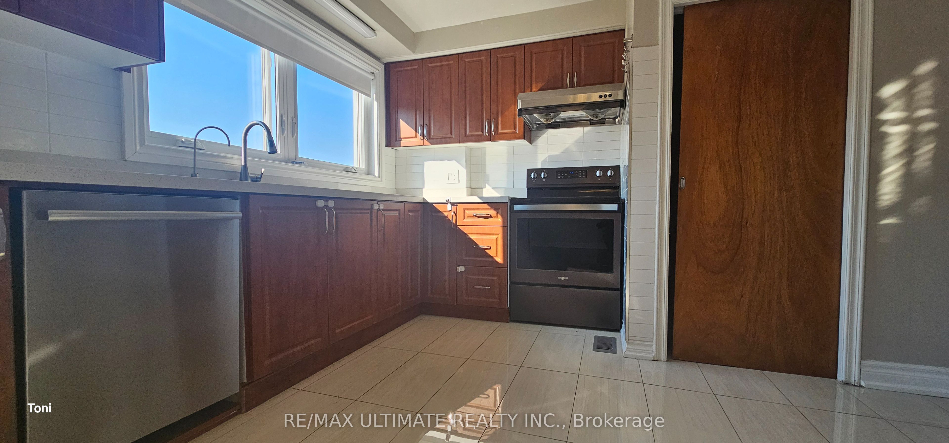 187 Epsom Downs Drive Main, Toronto, ON M3M 1S8 photo 2