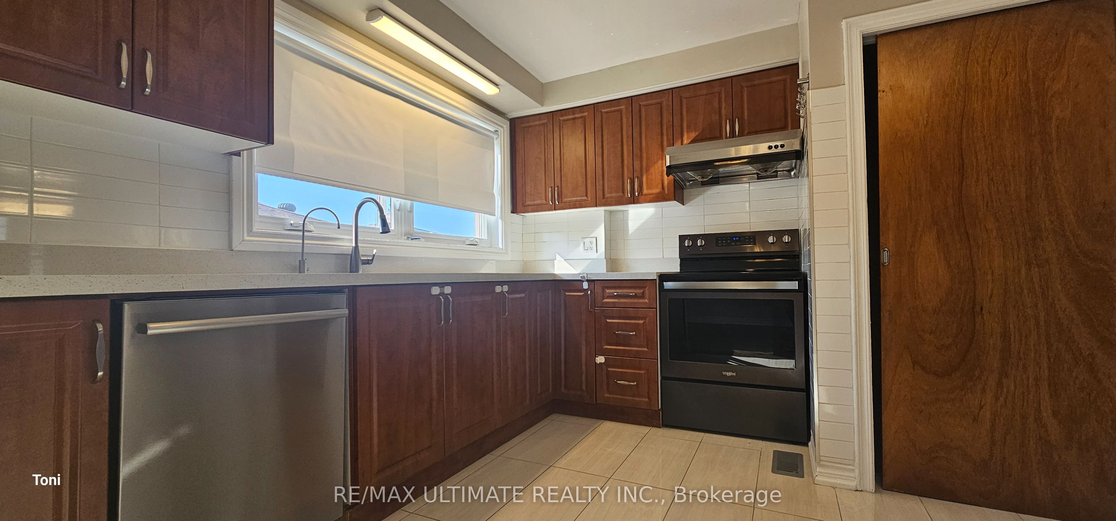 187 Epsom Downs Drive Main, Toronto, ON M3M 1S8 photo 3