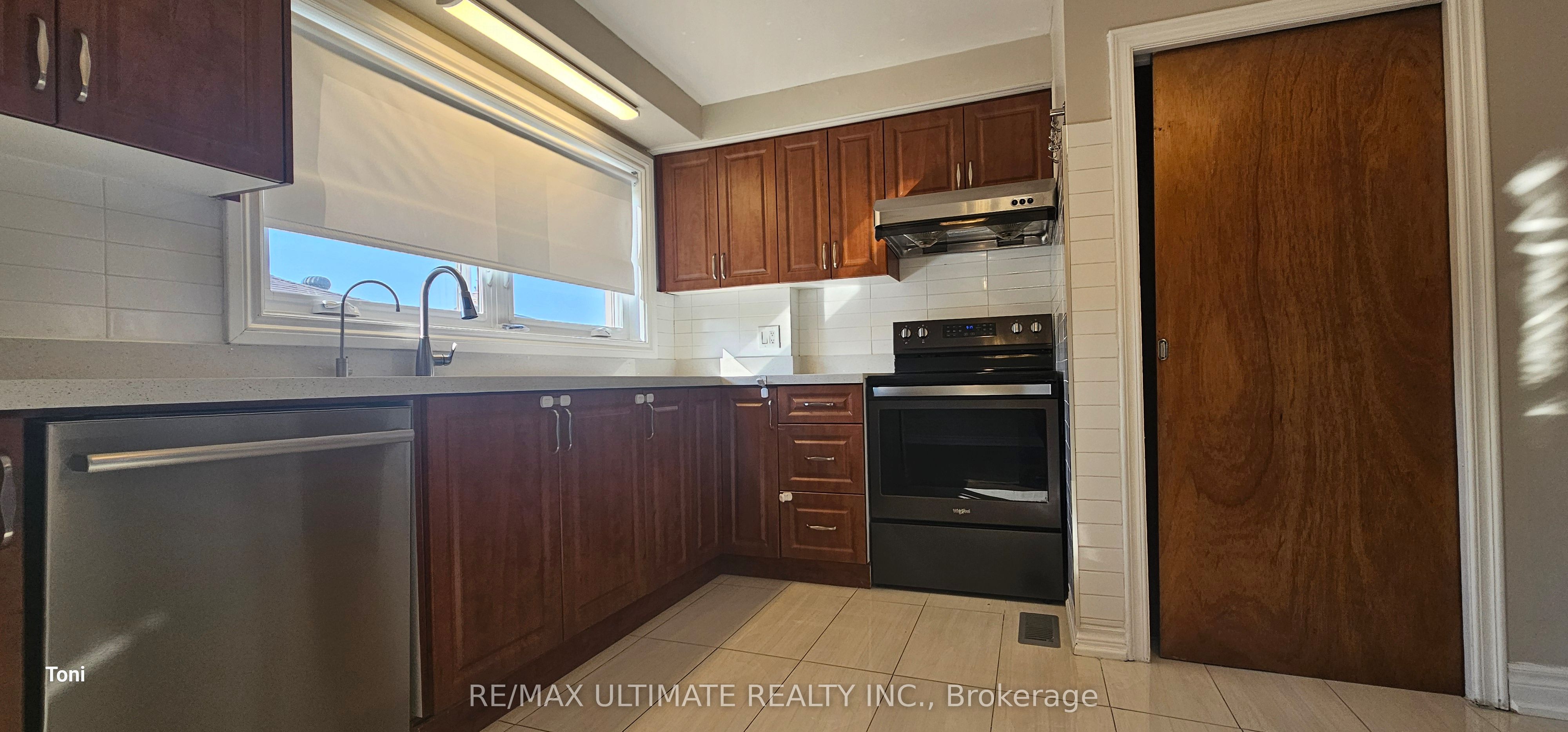 187 Epsom Downs Drive Main, Toronto, ON M3M 1S8 photo 4