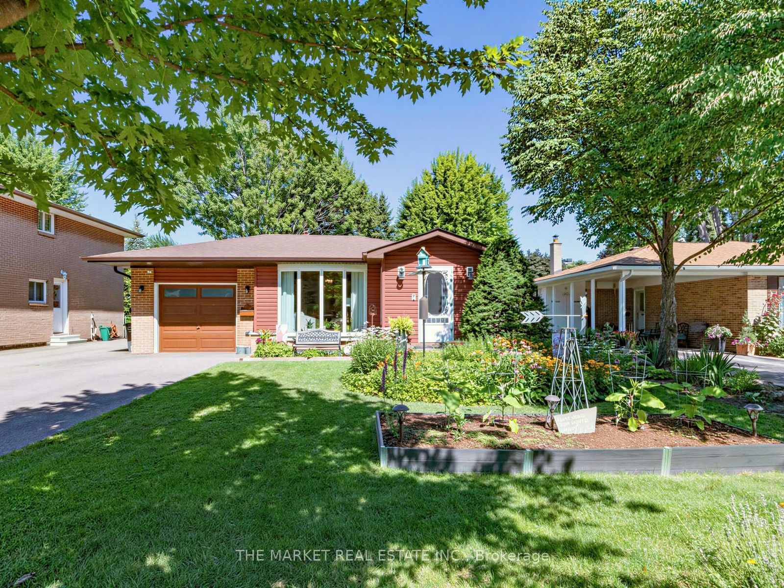 1033 Franconia Drive, Mississauga, ON L4Y 2L6 photo 2