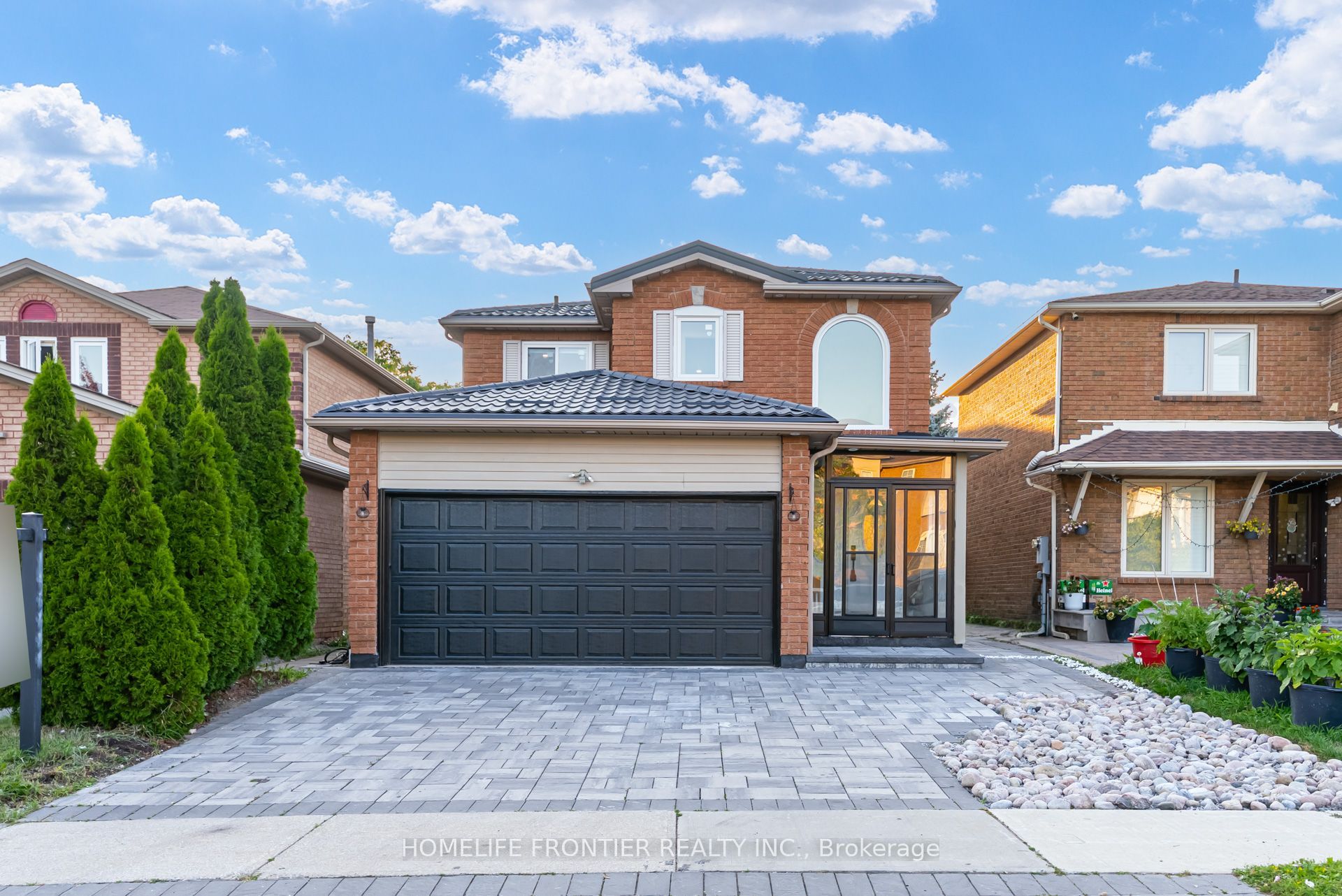 1059 Ivandale Drive, Mississauga, ON L5V 1A9 photo 2