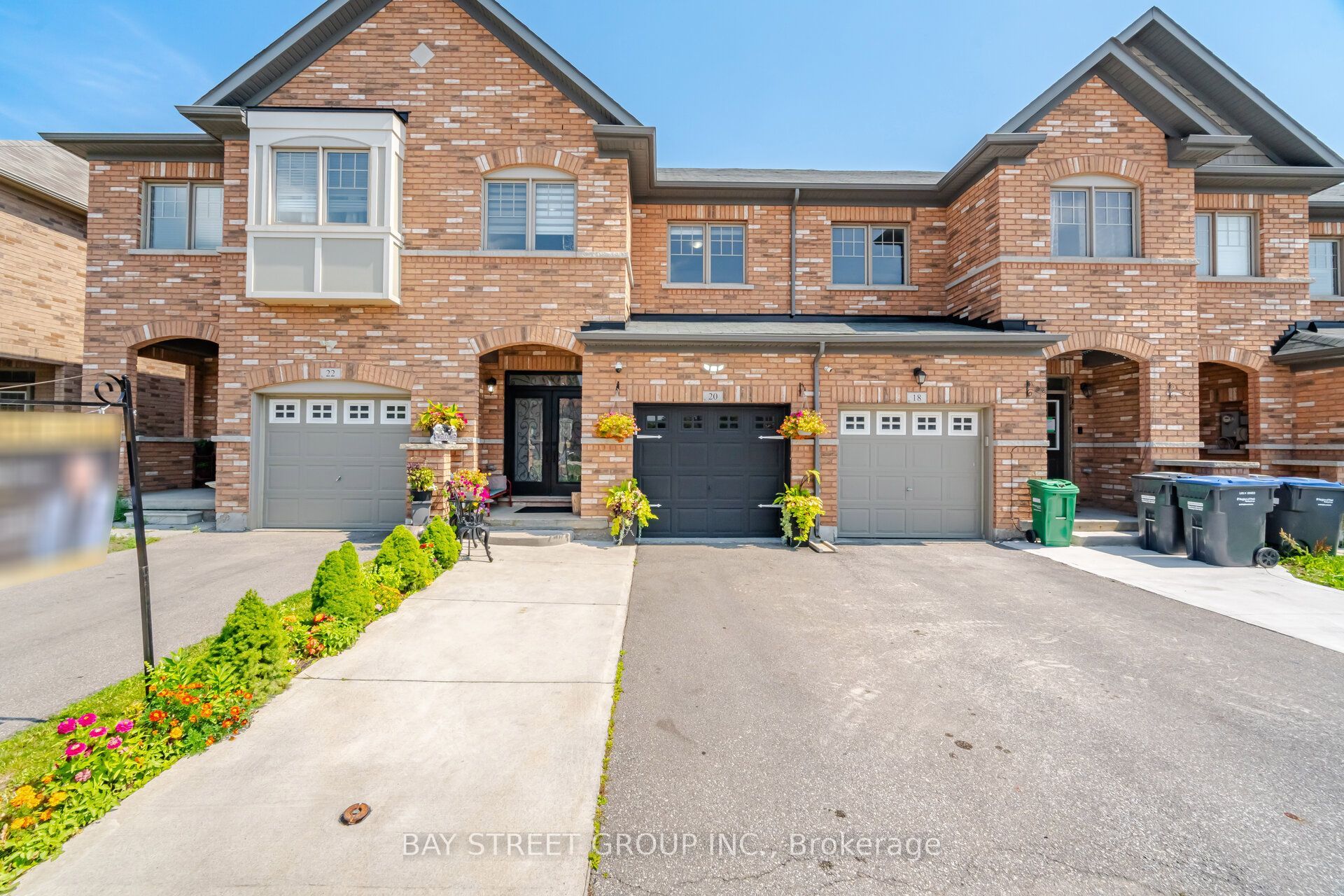 20 Davenfield Circle, Brampton, ON L6P 4L9 photo 2