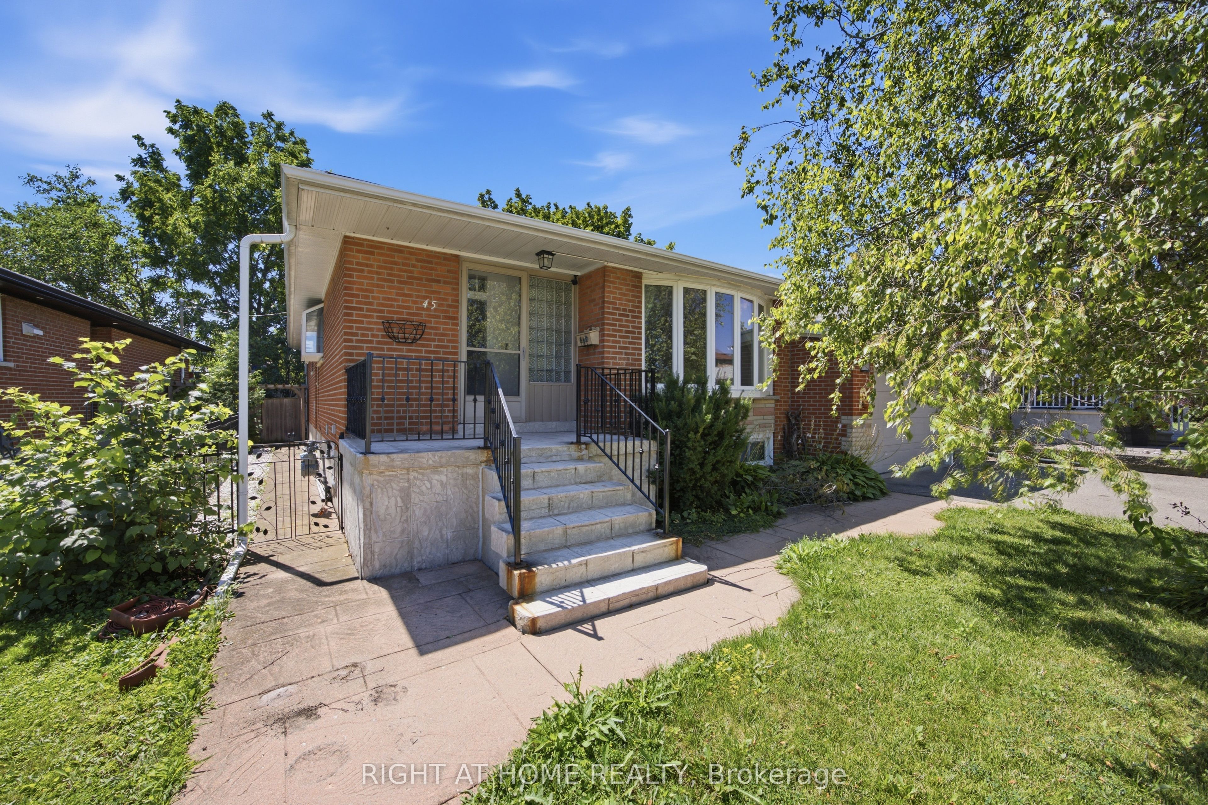 45 Faversham Crescent, Toronto, ON M9C 3X7 photo 2