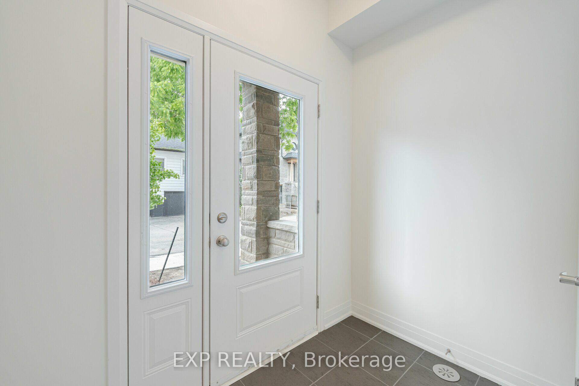 209 Wyndham Street, Mississauga, ON L5M 2S5 photo 2