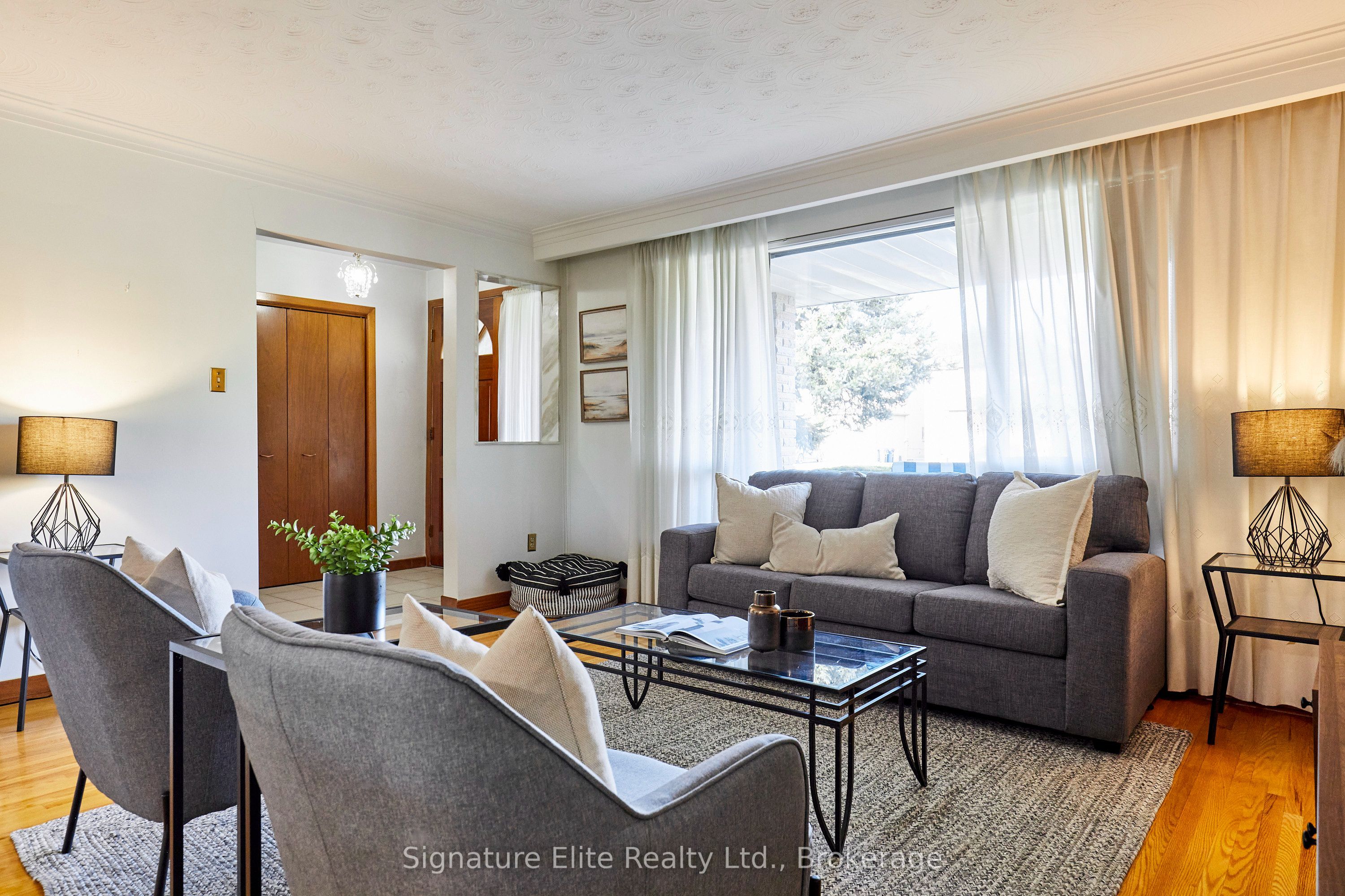 5 Veerland Drive, Toronto, ON M6L 1R8 photo 3
