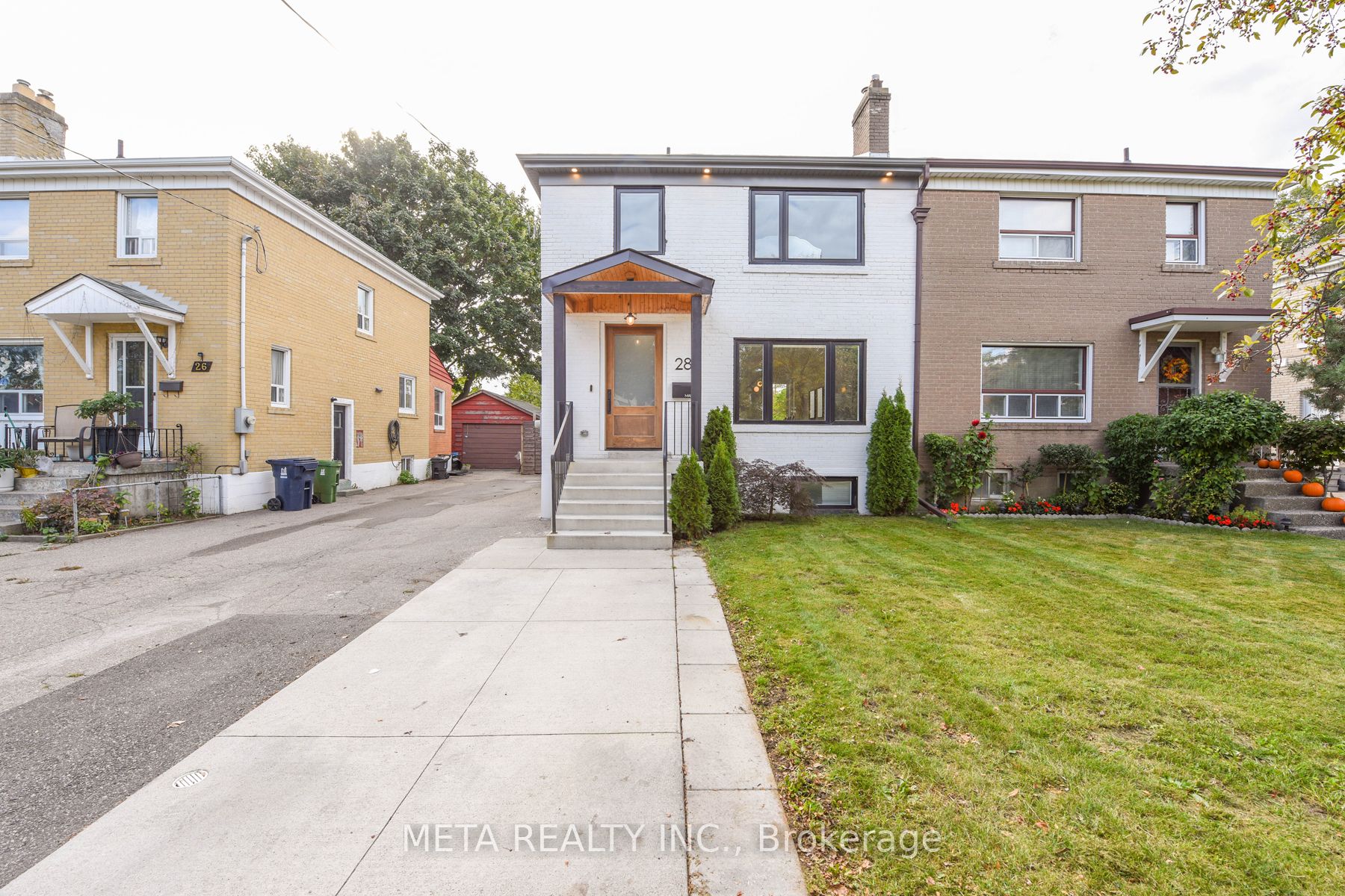 28 Connorvale Avenue, Toronto, ON M8W 4A1 photo 2