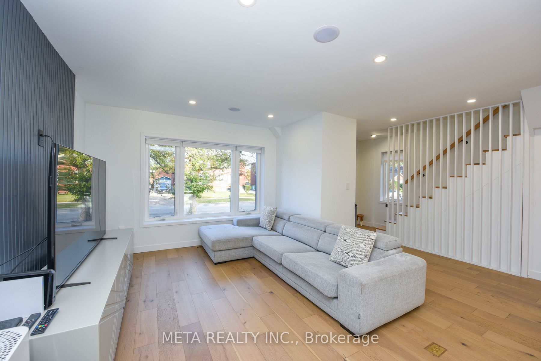 28 Connorvale Avenue, Toronto, ON M8W 4A1 photo 3