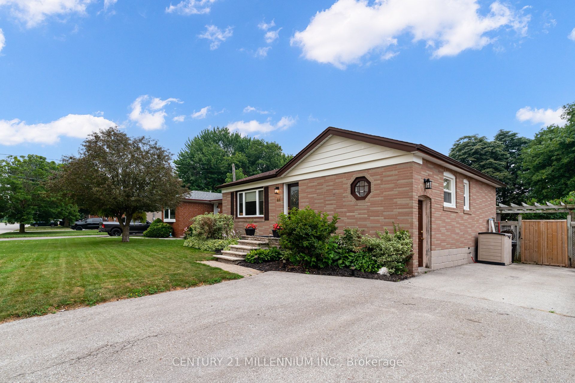 44 Byron Street, Halton Hills, ON L7G 3W7 photo 2
