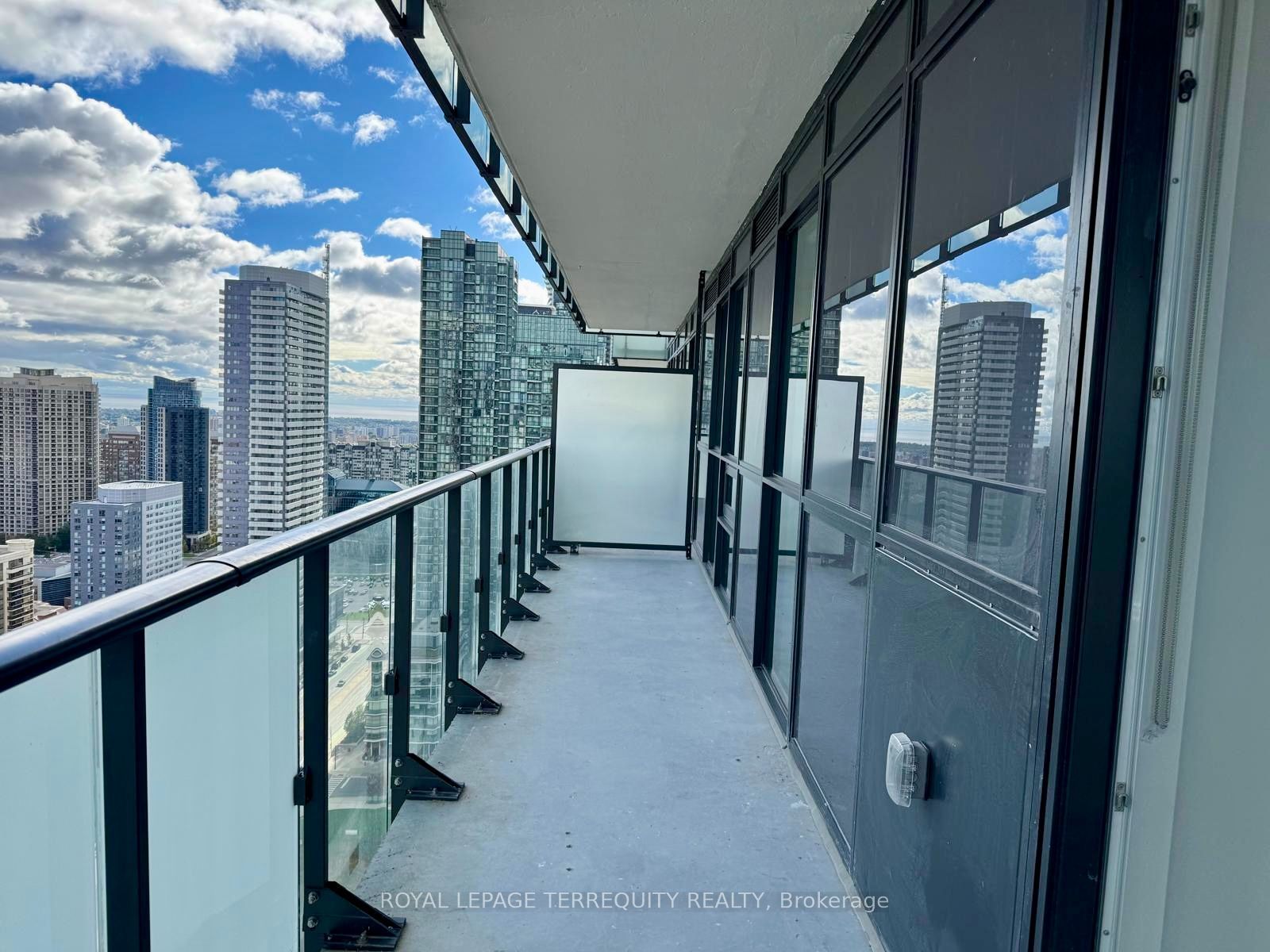 4130 Parkside Village Drive 3004, Mississauga, ON L5B 0L7 photo 2