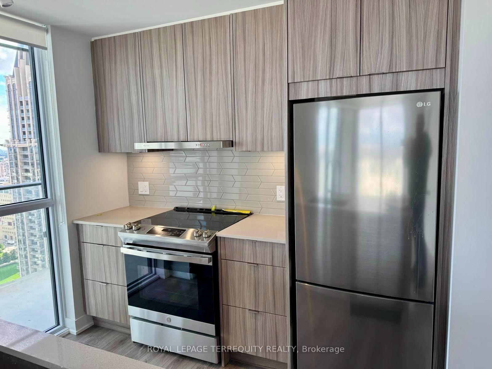 4130 Parkside Village Drive 3004, Mississauga, ON L5B 0L7 photo 4