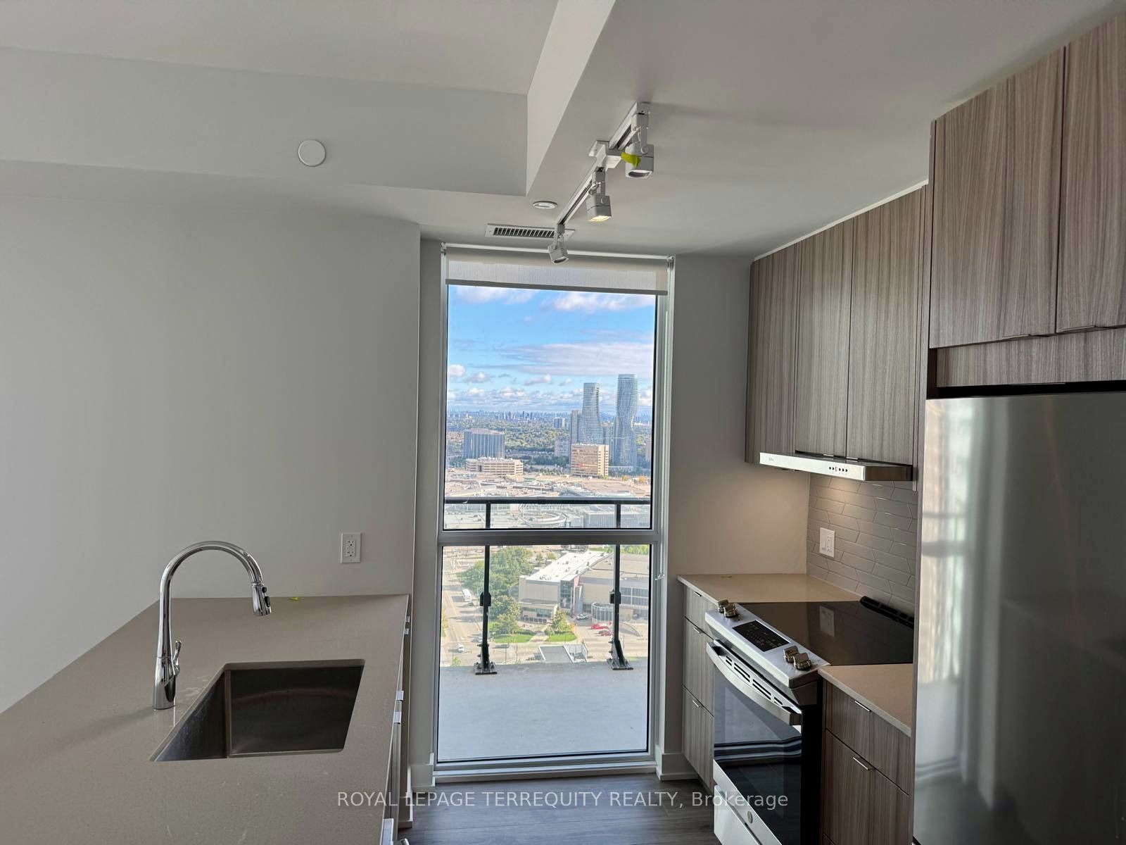4130 Parkside Village Drive 3004, Mississauga, ON L5B 0L7 photo 5