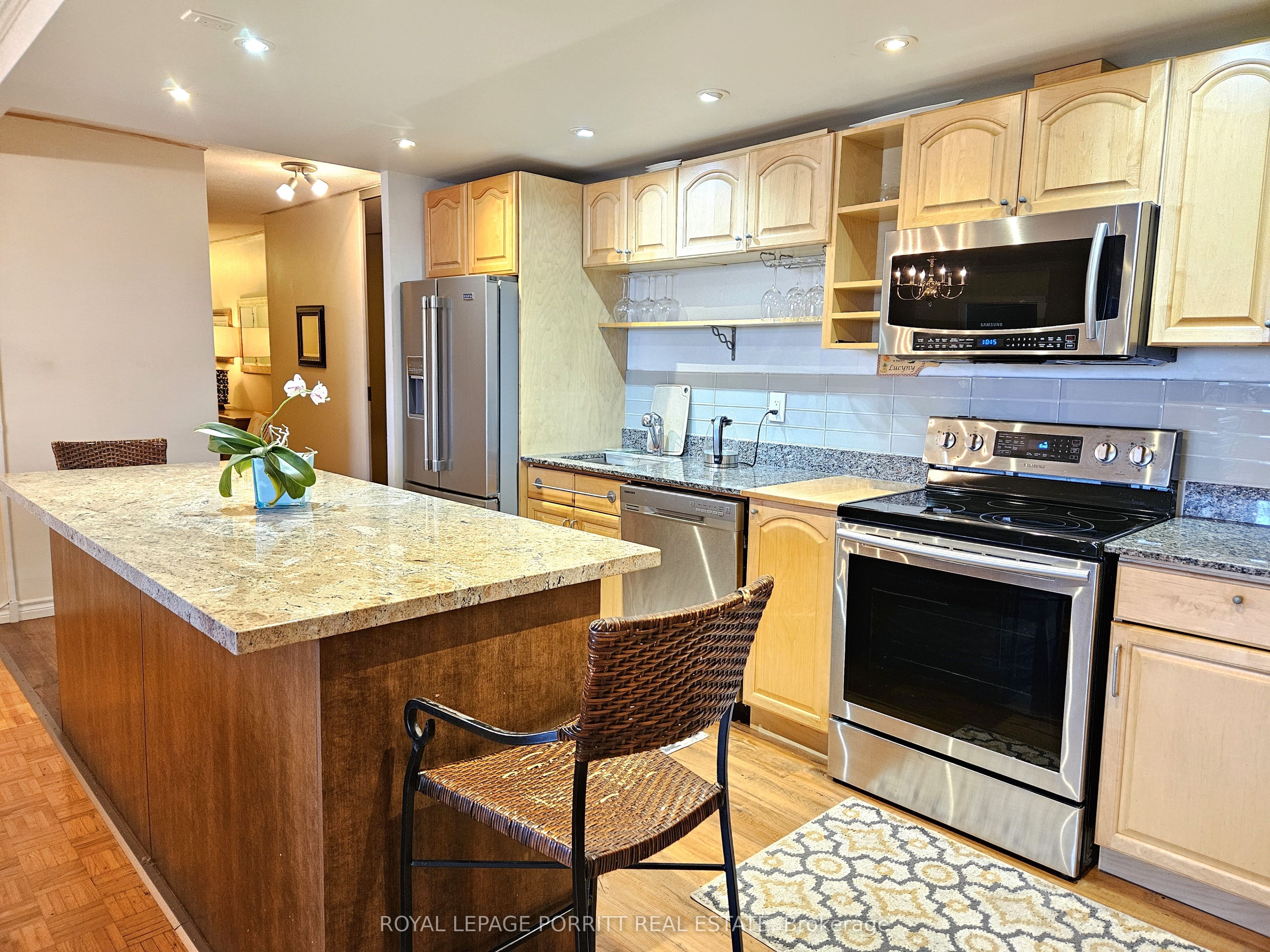 1535 Lakeshore Road E 1704, Mississauga, ON L5E 3E2 photo 2