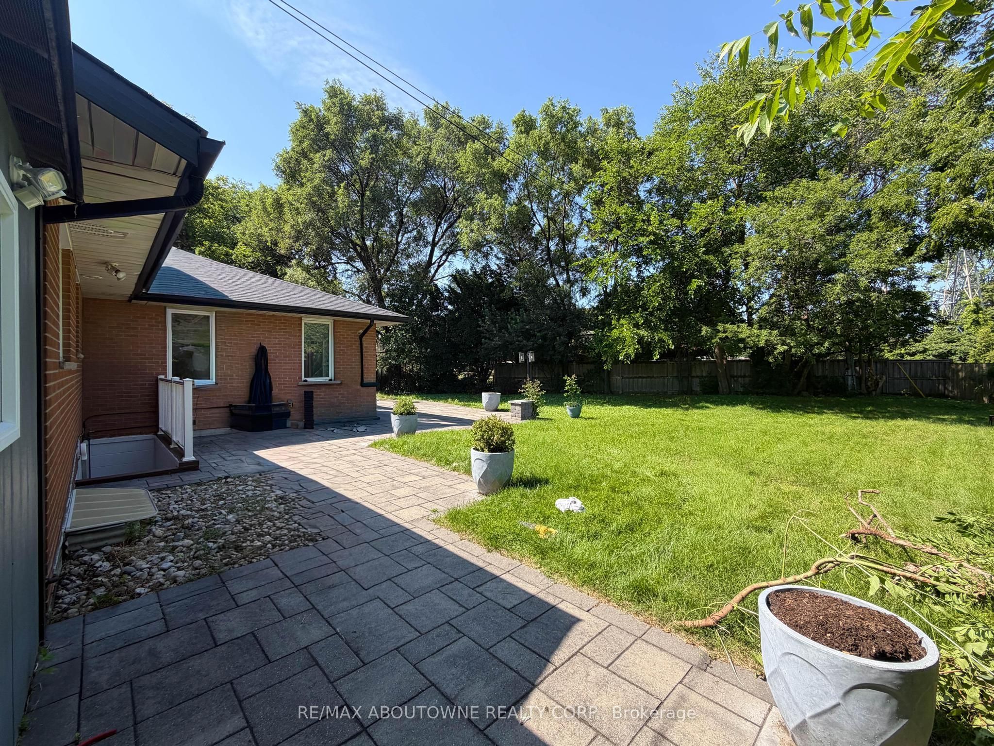 2130 Greenhurst Avenue Lower, Mississauga, ON L4X 1J6 photo 2