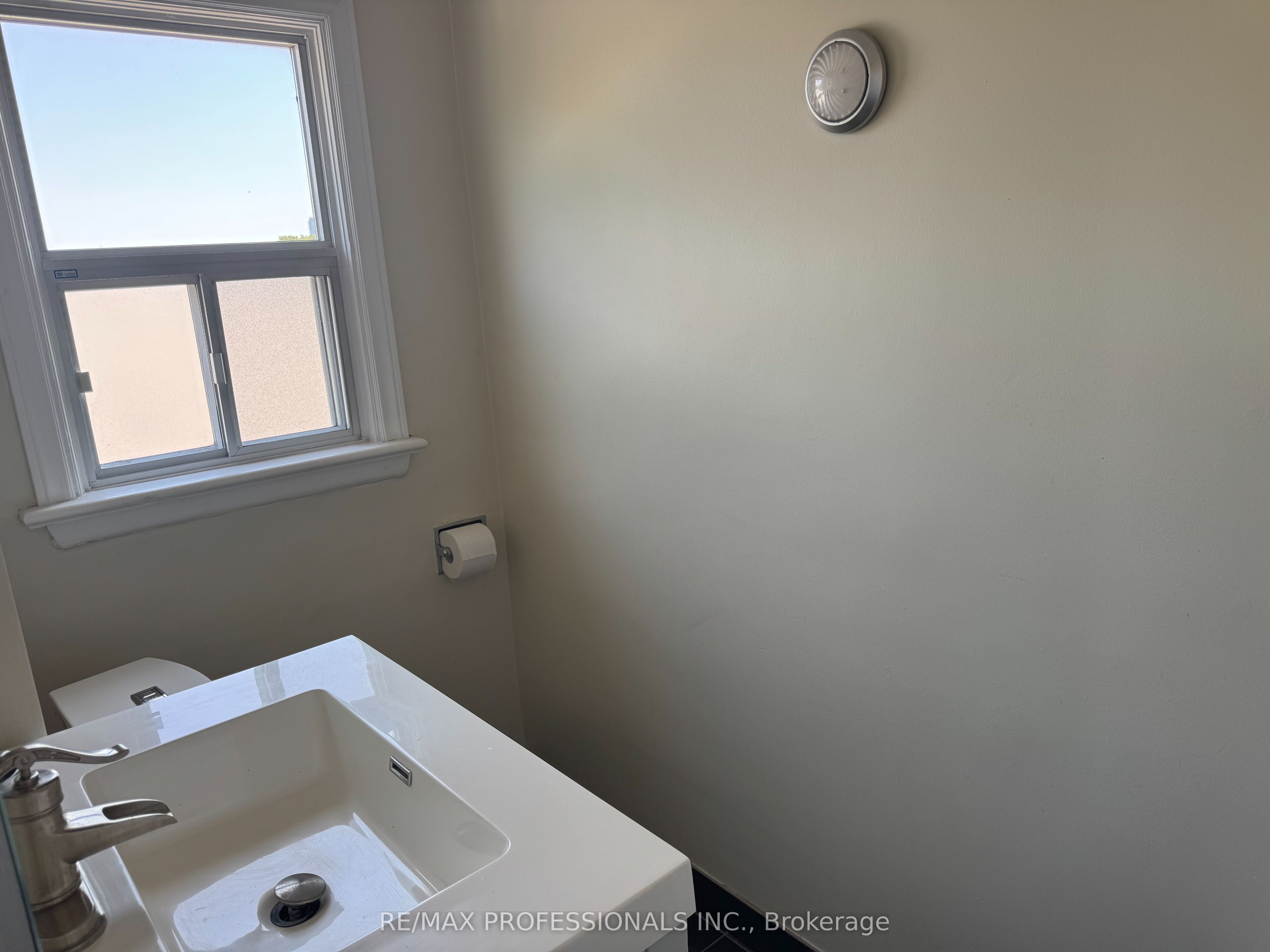 145 Yorkview Drive Main, Toronto, ON M8Z 2G5 photo 3
