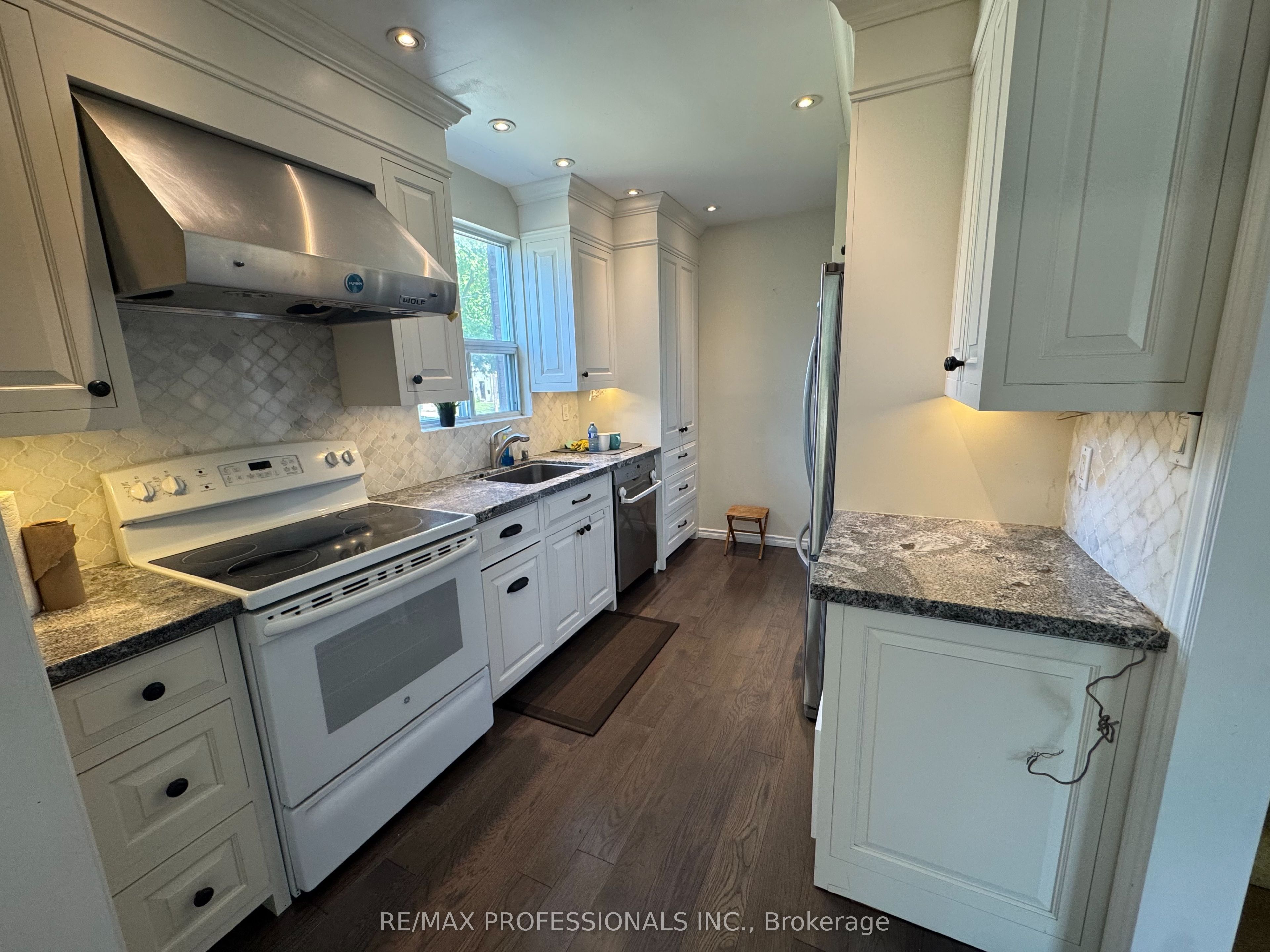 145 Yorkview Drive Main, Toronto, ON M8Z 2G5 photo 5
