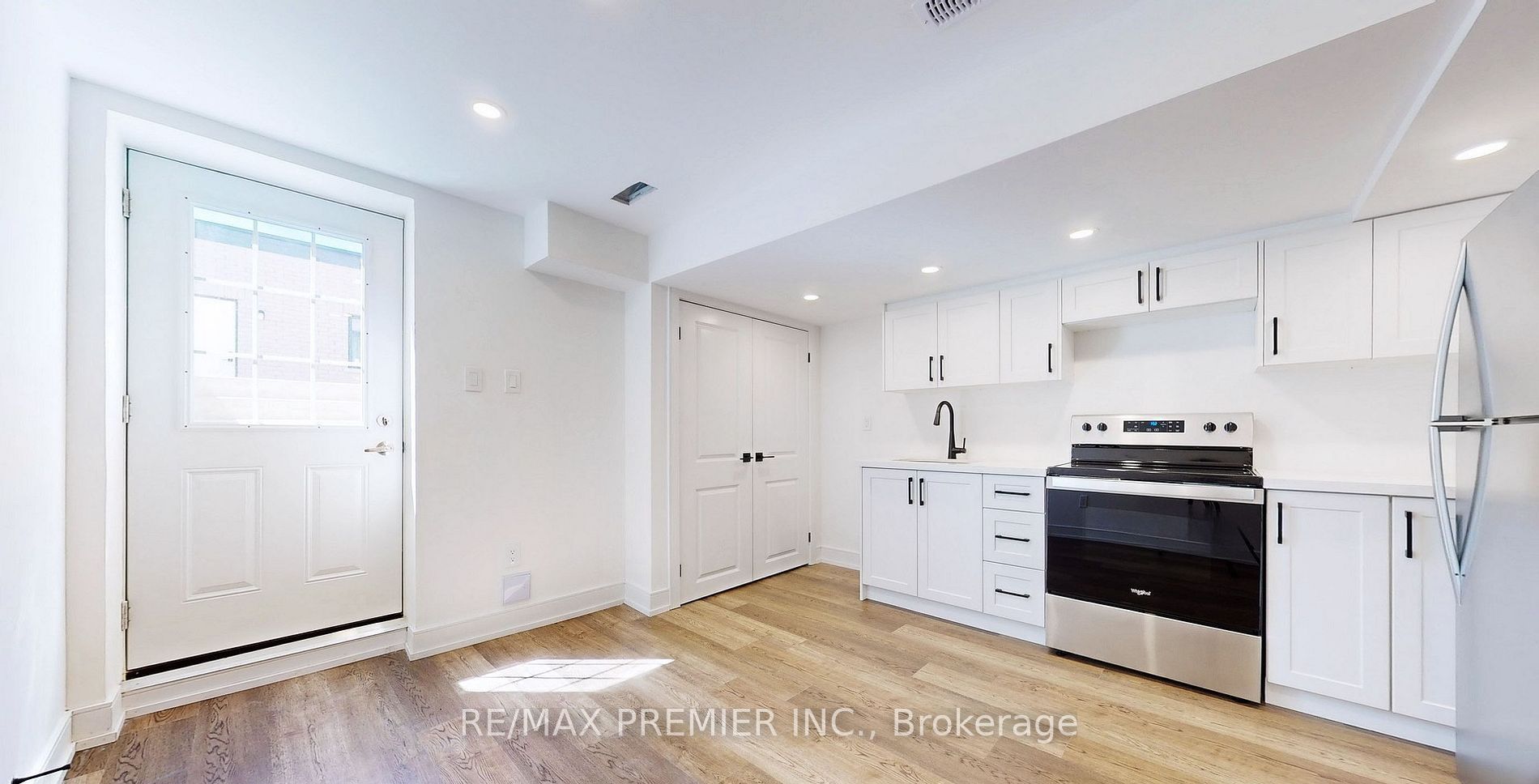 208 McRoberts Avenue W Lower, Toronto, ON M6E 4P5 photo 3