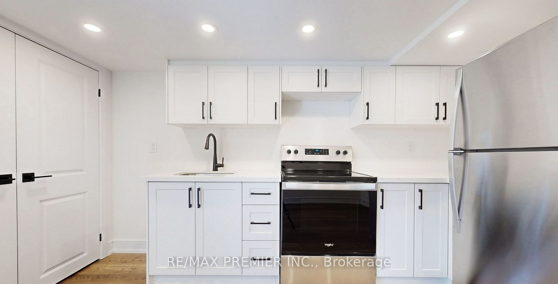 208 McRoberts Avenue W Lower, Toronto, ON M6E 4P5 photo 4