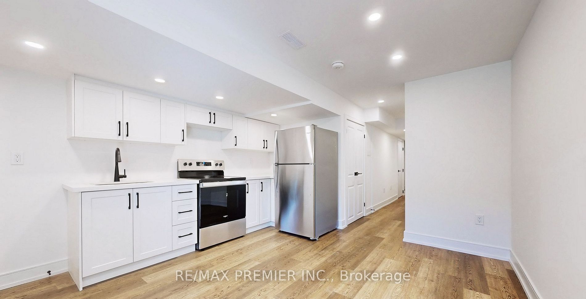 208 McRoberts Avenue W Lower, Toronto, ON M6E 4P5 photo 5