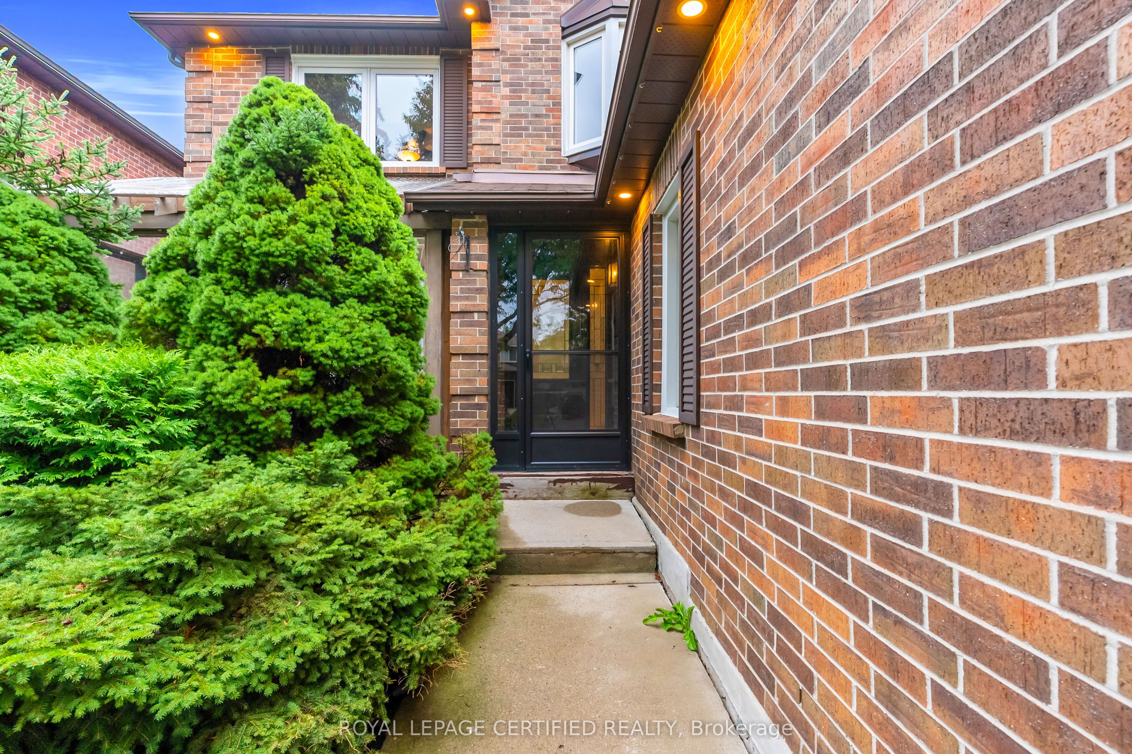 3650 Baird Court, Mississauga, ON L5L 4T4 photo 3