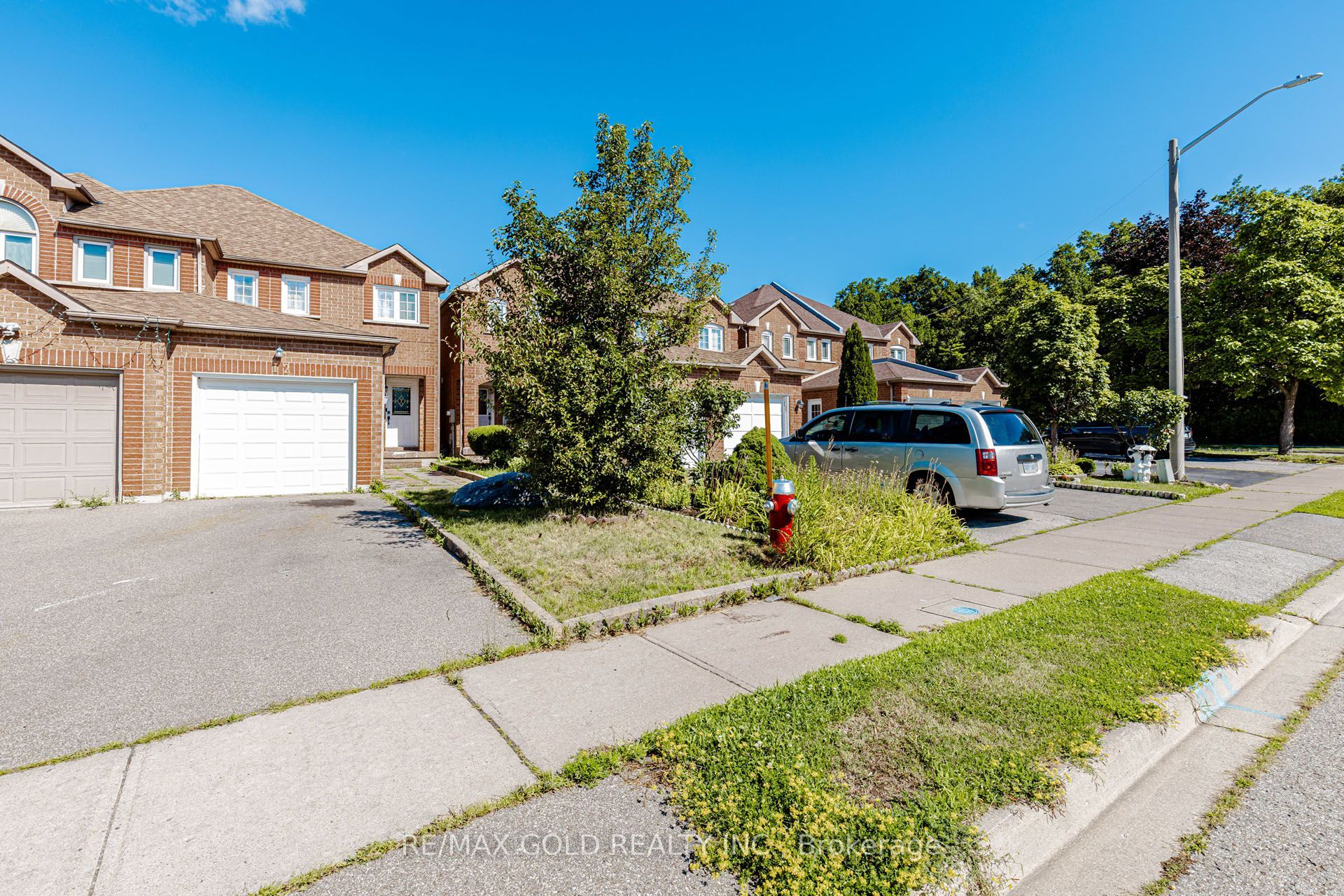 12 Mccleave Crescent, Brampton, ON L6Y 4Z6 photo 2