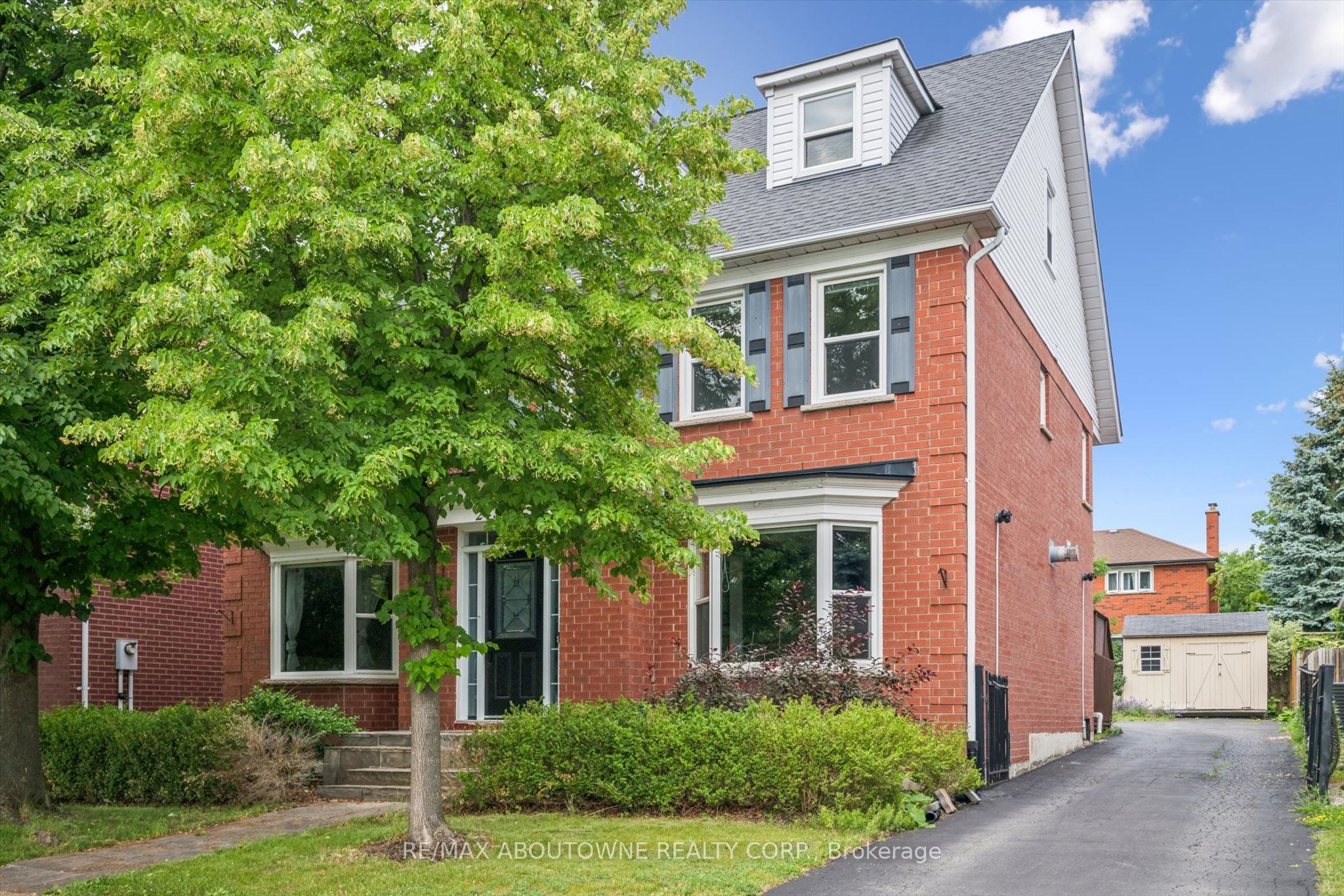 2456 Sixth Line, Oakville, ON L6H 5Z8 photo 2