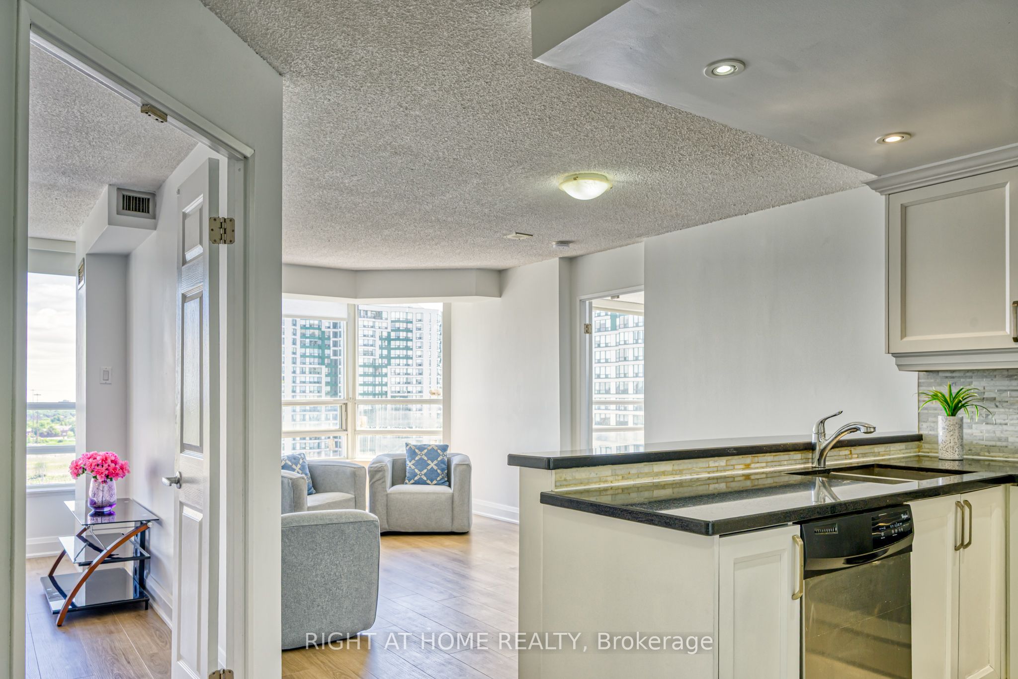 50 Kingsbridge Garden Circle 1408, Mississauga, ON L5R 1Y2 photo 4