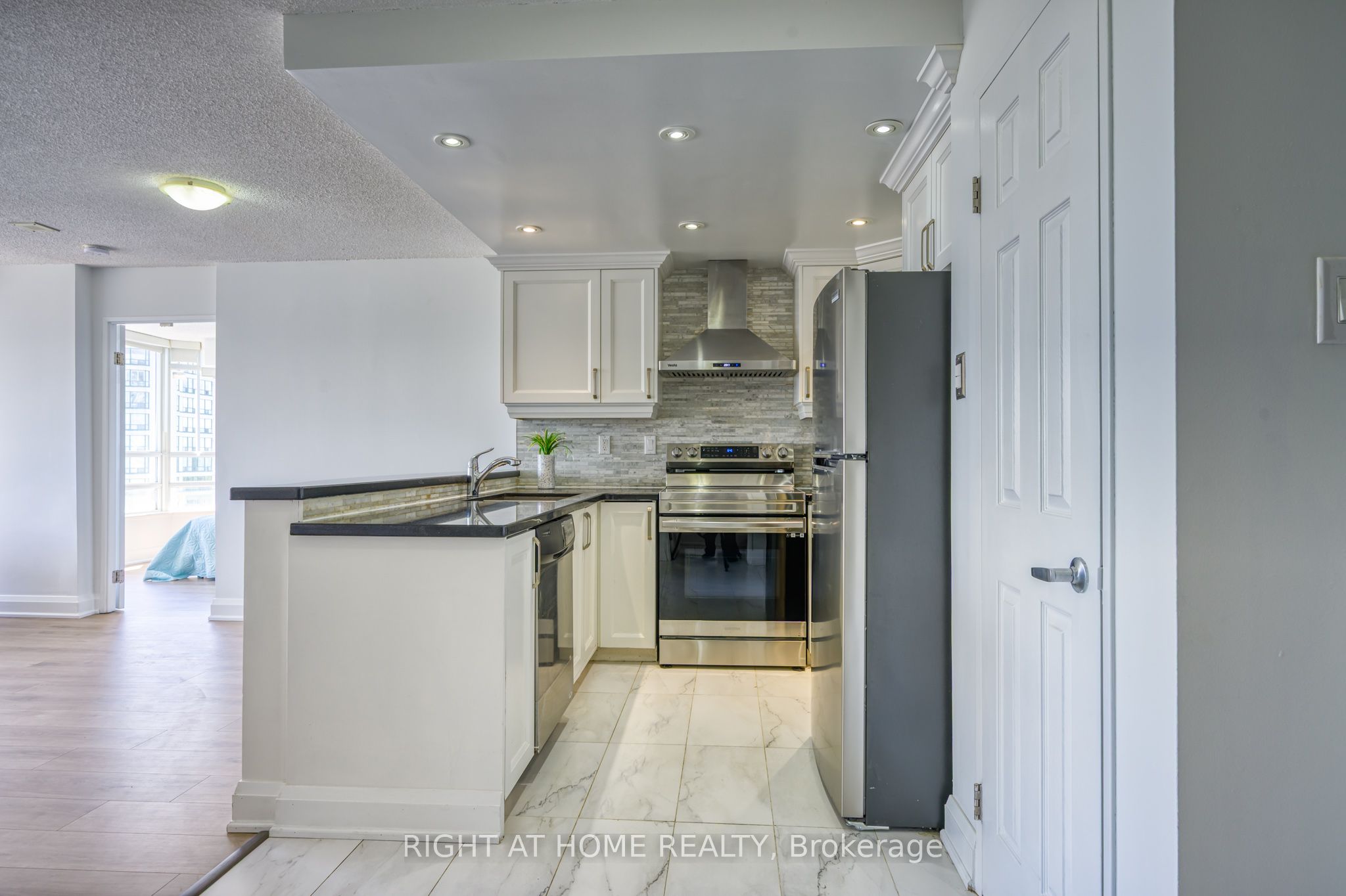 50 Kingsbridge Garden Circle 1408, Mississauga, ON L5R 1Y2 photo 5