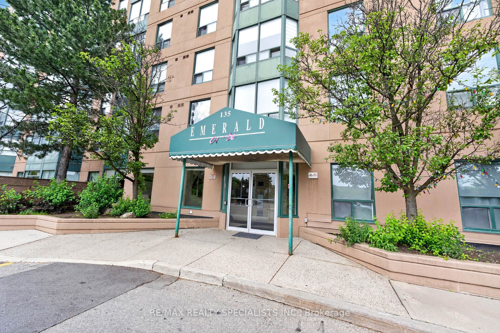 135 Hillcrest Avenue 2009, Mississauga, ON L5B 4B1 photo 2
