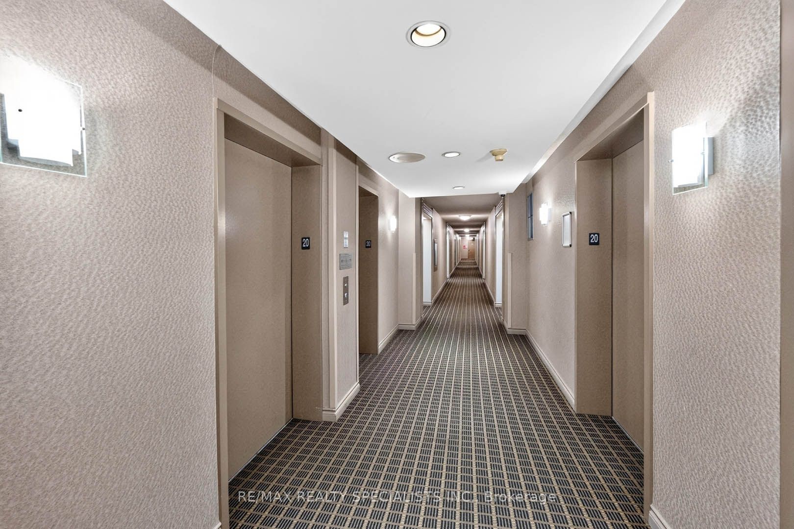 135 Hillcrest Avenue 2009, Mississauga, ON L5B 4B1 photo 3