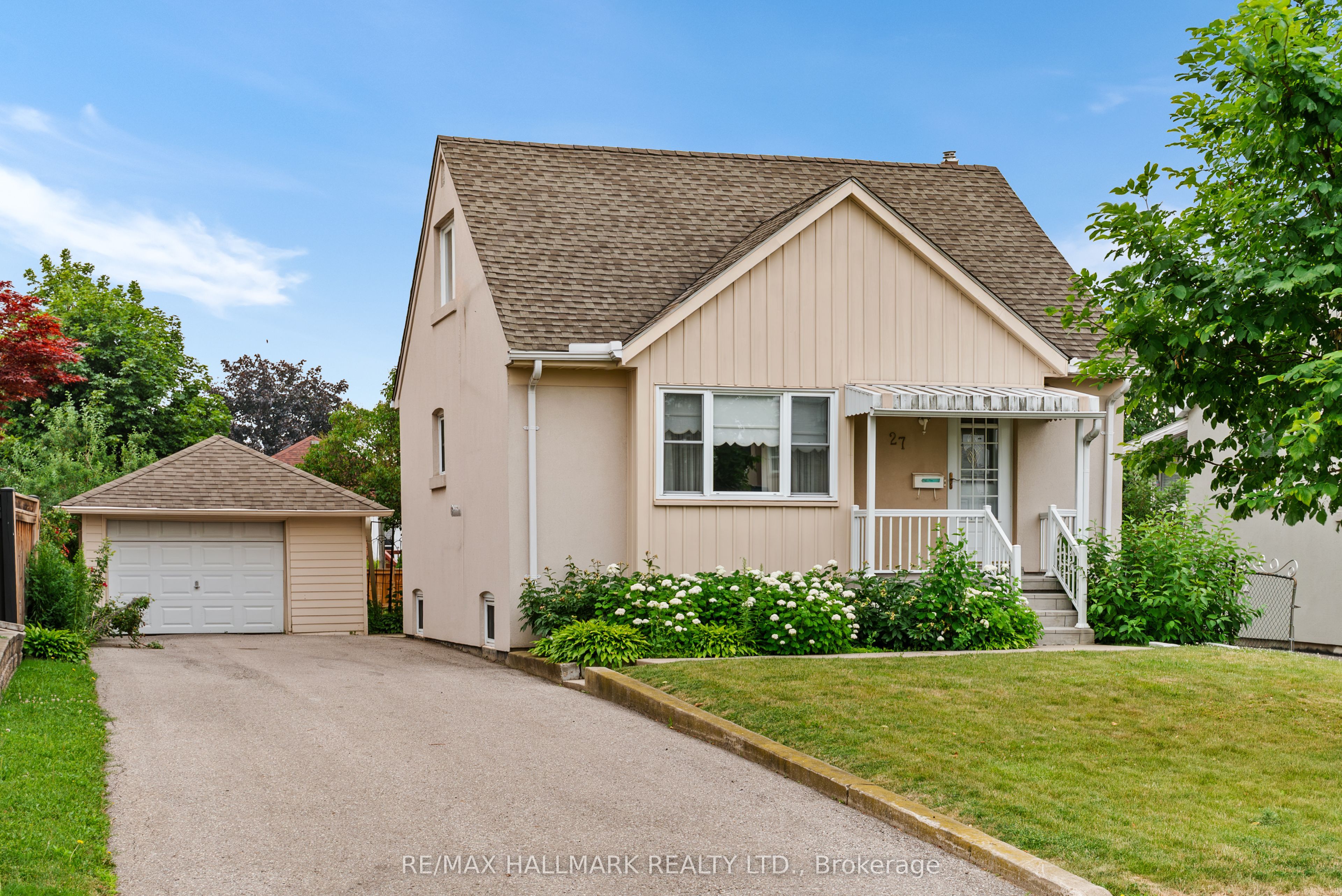 27 Sunray Crescent, Toronto, ON M3M 2C4